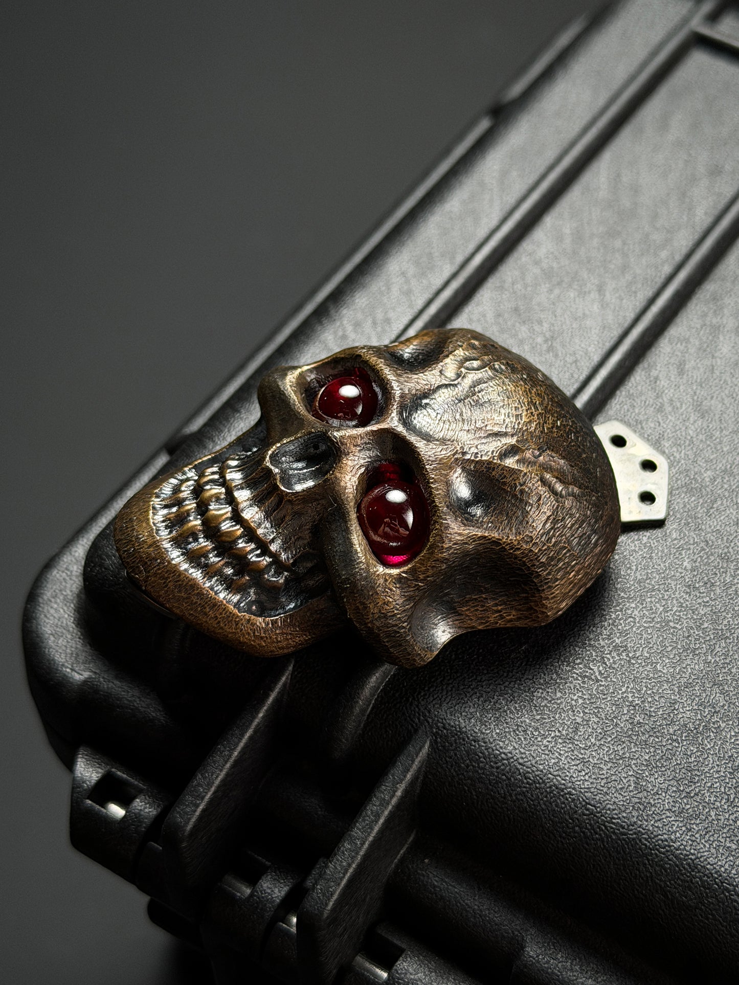 Steel Flame ワンハンドサイン XXXXXL ダークスカル レッドアイブロンズ 3ホールポケットクリップ