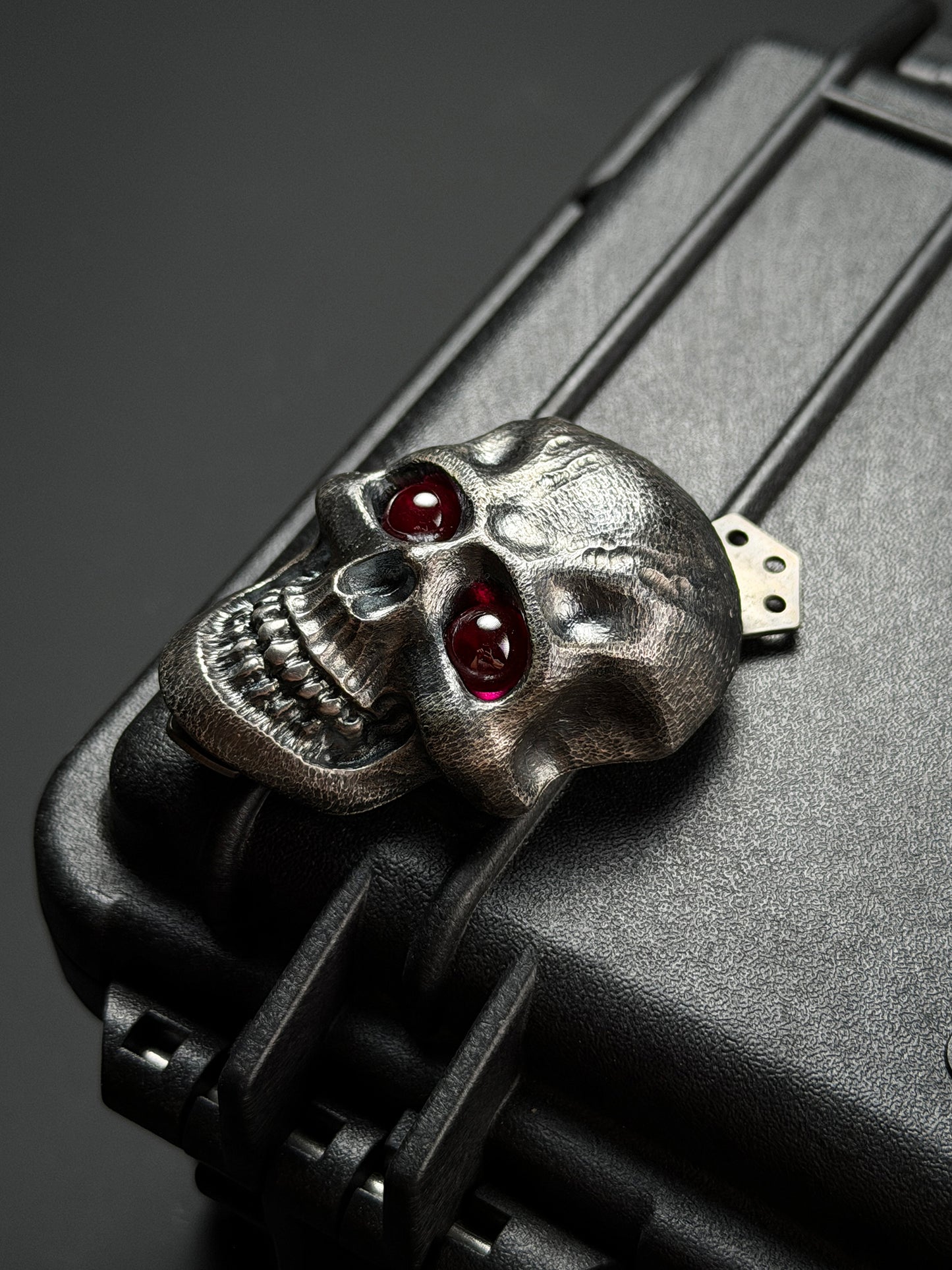 Steel Flame ワンハンドサイン XXXXXL ダークスカル レッドアイ 3ホールポケットクリップ