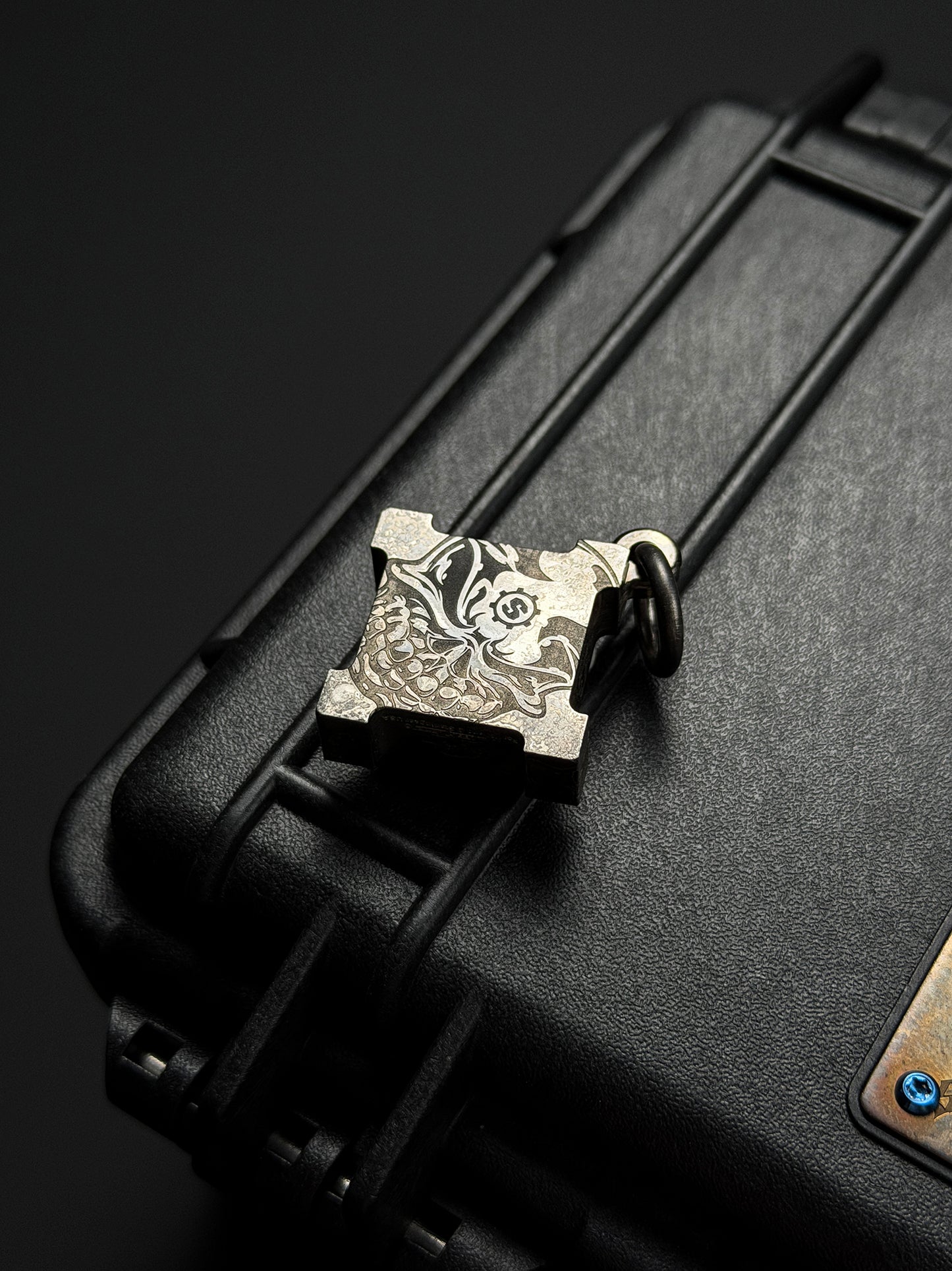 Steel Flame × Starlingear Killbox Collaboration Pendant | Stainless-Steel Body × 925 Silver L-Size Skull | Full S-Pattern Recessed Background & Dual Signature Markings