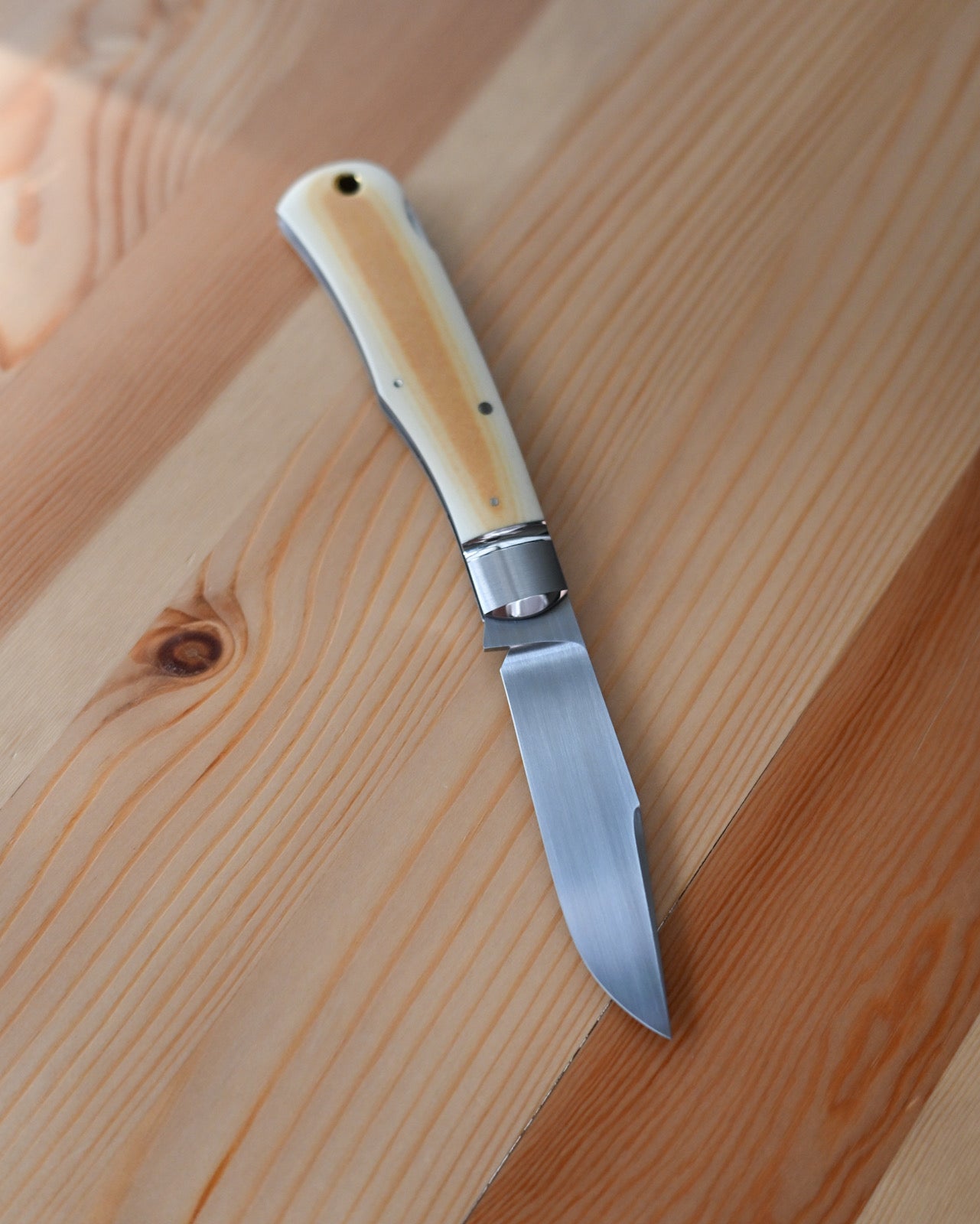 Rain.Z Knives 手作り折りたたみナイフ – 2025年 東京TFKS 唯一モデル RWL34 ボウイナイフ(アンティーク Westinghouse Micarta ハンドル)