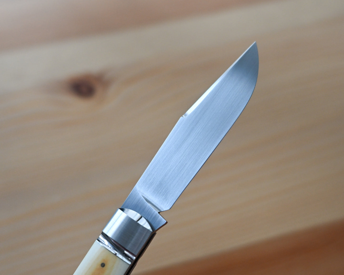 Rain.Z Knives 手作り折りたたみナイフ – 2025年 東京TFKS 唯一モデル RWL34 ボウイナイフ(アンティーク Westinghouse Micarta ハンドル)