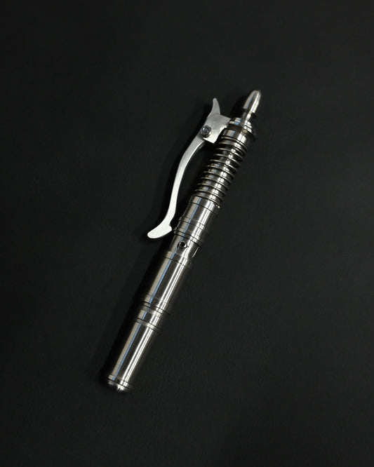 中山英俊「ボルトアクション・タクティカルナイフ」—— ペンの機構美とナイフの鋭さを融合した機械芸術