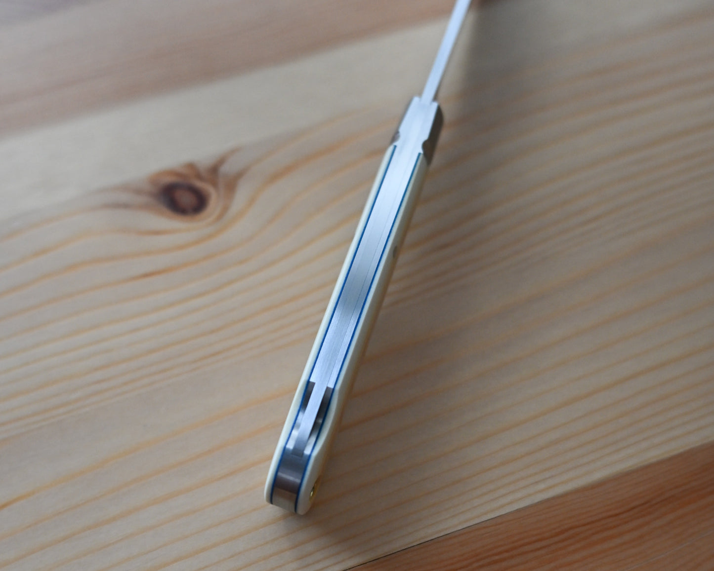 Rain.Z Knives 手作り折りたたみナイフ – 2025年 東京TFKS 唯一モデル RWL34 ボウイナイフ(アンティーク Westinghouse Micarta ハンドル)