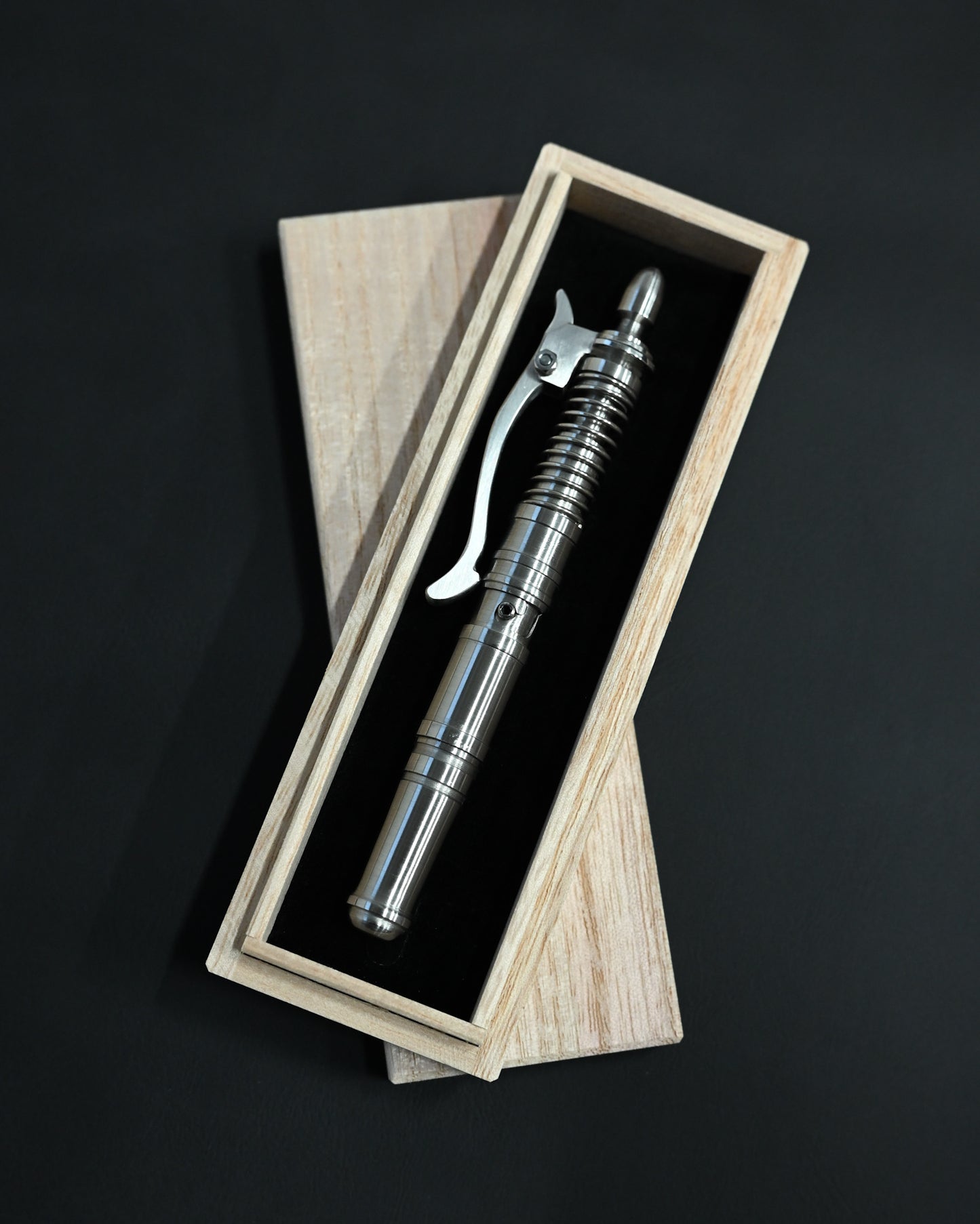 Hidetoshi Nakayama “Bolt-Action Tactical Knife” — A Fusion of Pen Mechanics and Blade Precision