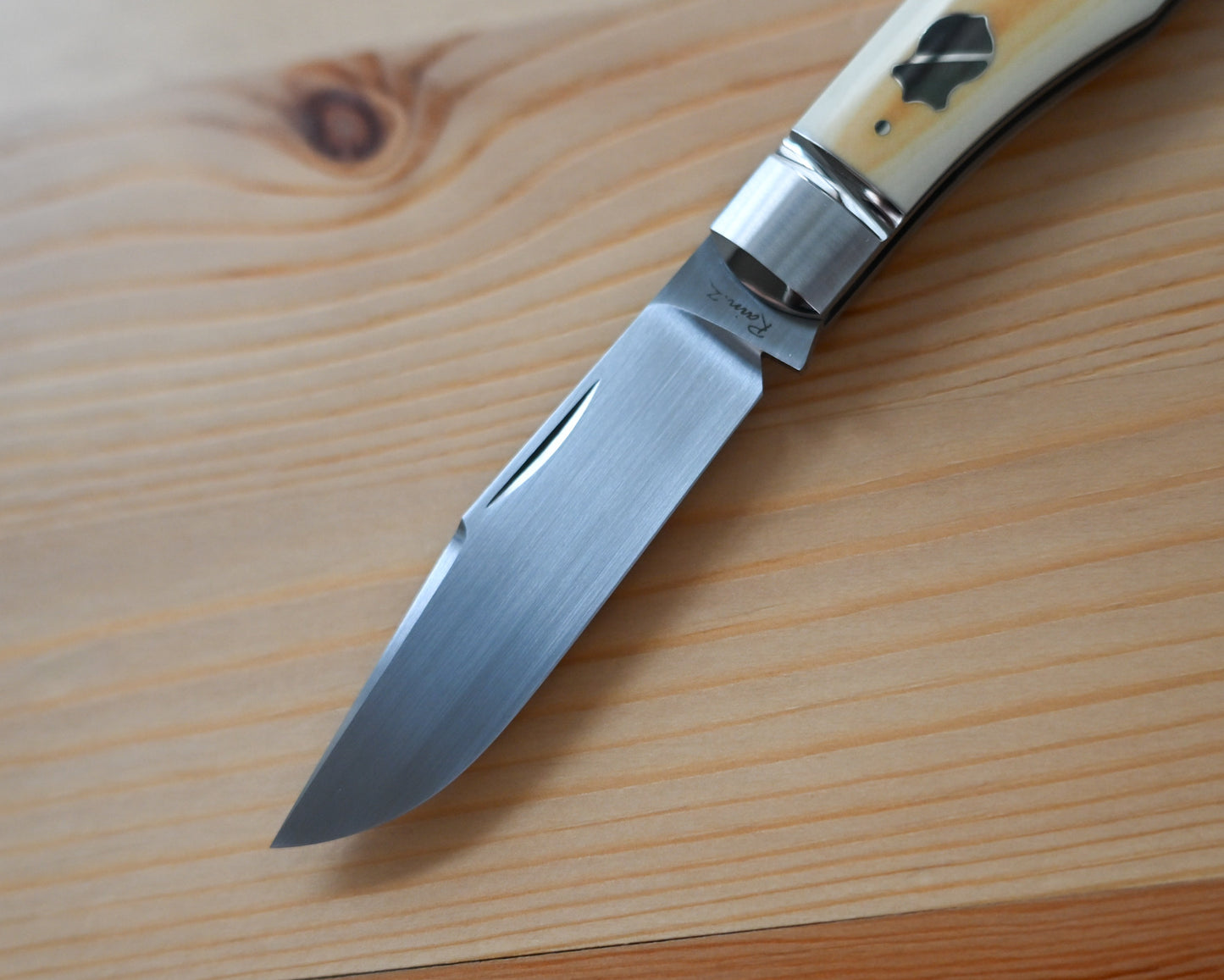 Rain.Z Knives 手作り折りたたみナイフ – 2025年 東京TFKS 唯一モデル RWL34 ボウイナイフ(アンティーク Westinghouse Micarta ハンドル)