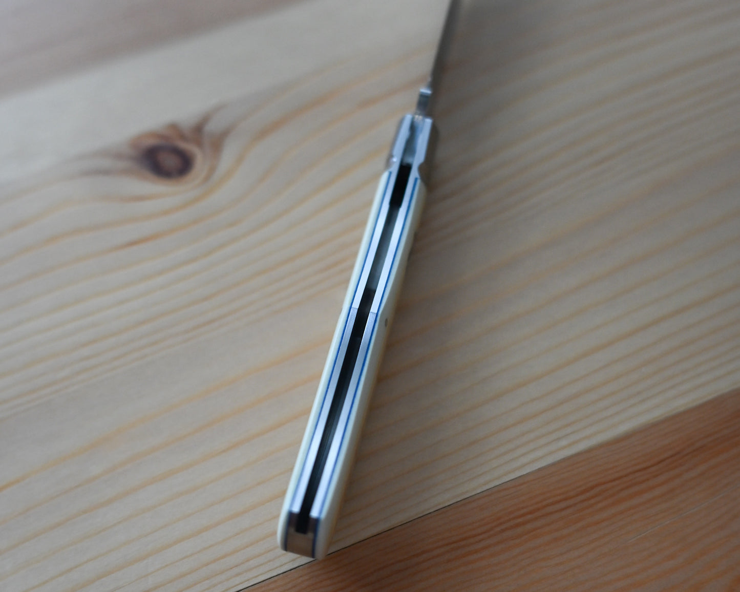 Rain.Z Knives 手作り折りたたみナイフ – 2025年 東京TFKS 唯一モデル RWL34 ボウイナイフ(アンティーク Westinghouse Micarta ハンドル)