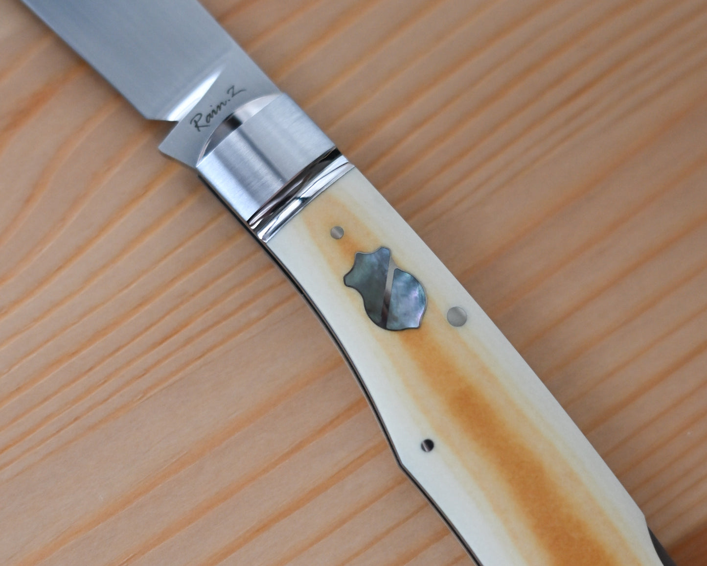 Rain.Z Knives 手作り折りたたみナイフ – 2025年 東京TFKS 唯一モデル RWL34 ボウイナイフ(アンティーク Westinghouse Micarta ハンドル)