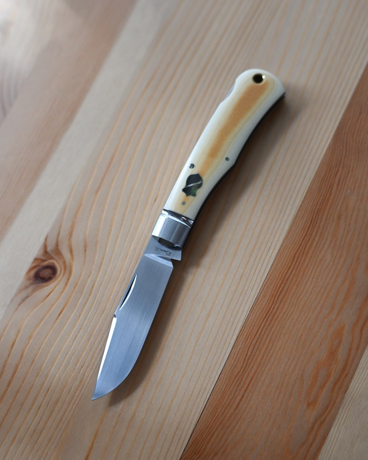 Rain.Z Knives 手作り折りたたみナイフ – 2025年 東京TFKS 唯一モデル RWL34 ボウイナイフ(アンティーク Westinghouse Micarta ハンドル)