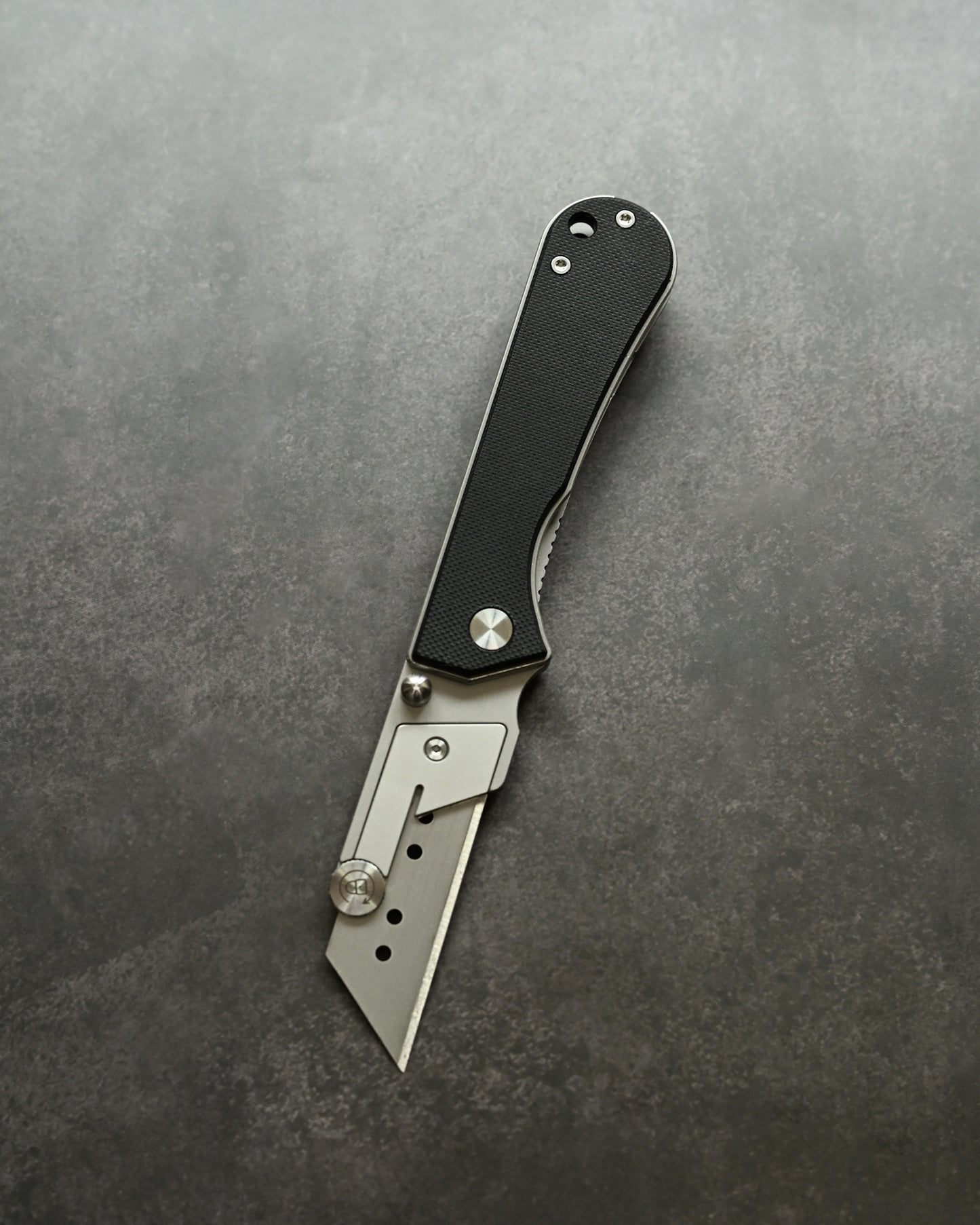 NUKNIVES Black G10 Handle Quick-Open Replaceable Blade Utility Knife | Kumpanter U23