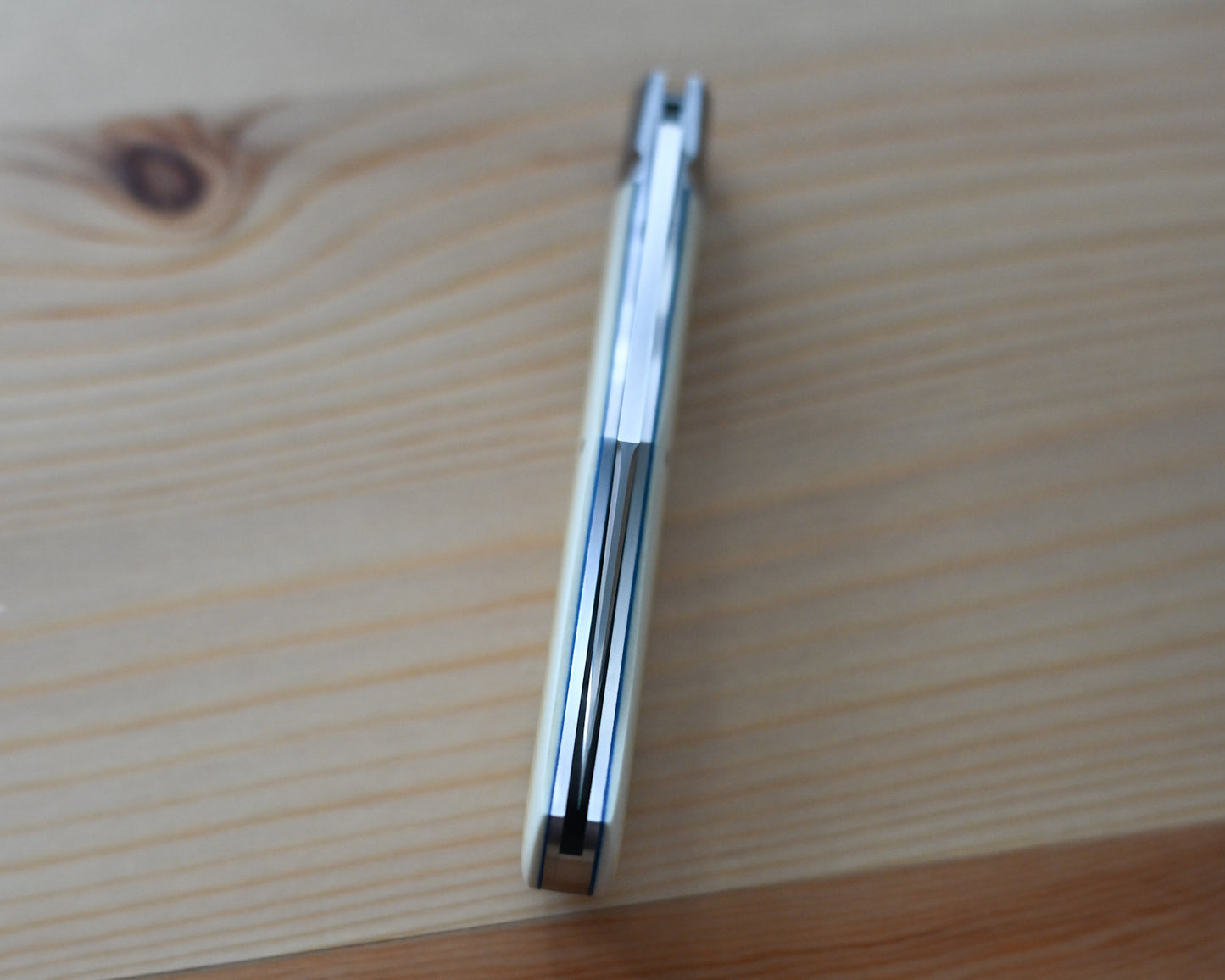 Rain.Z Knives 手作り折りたたみナイフ – 2025年 東京TFKS 唯一モデル RWL34 ボウイナイフ(アンティーク Westinghouse Micarta ハンドル)