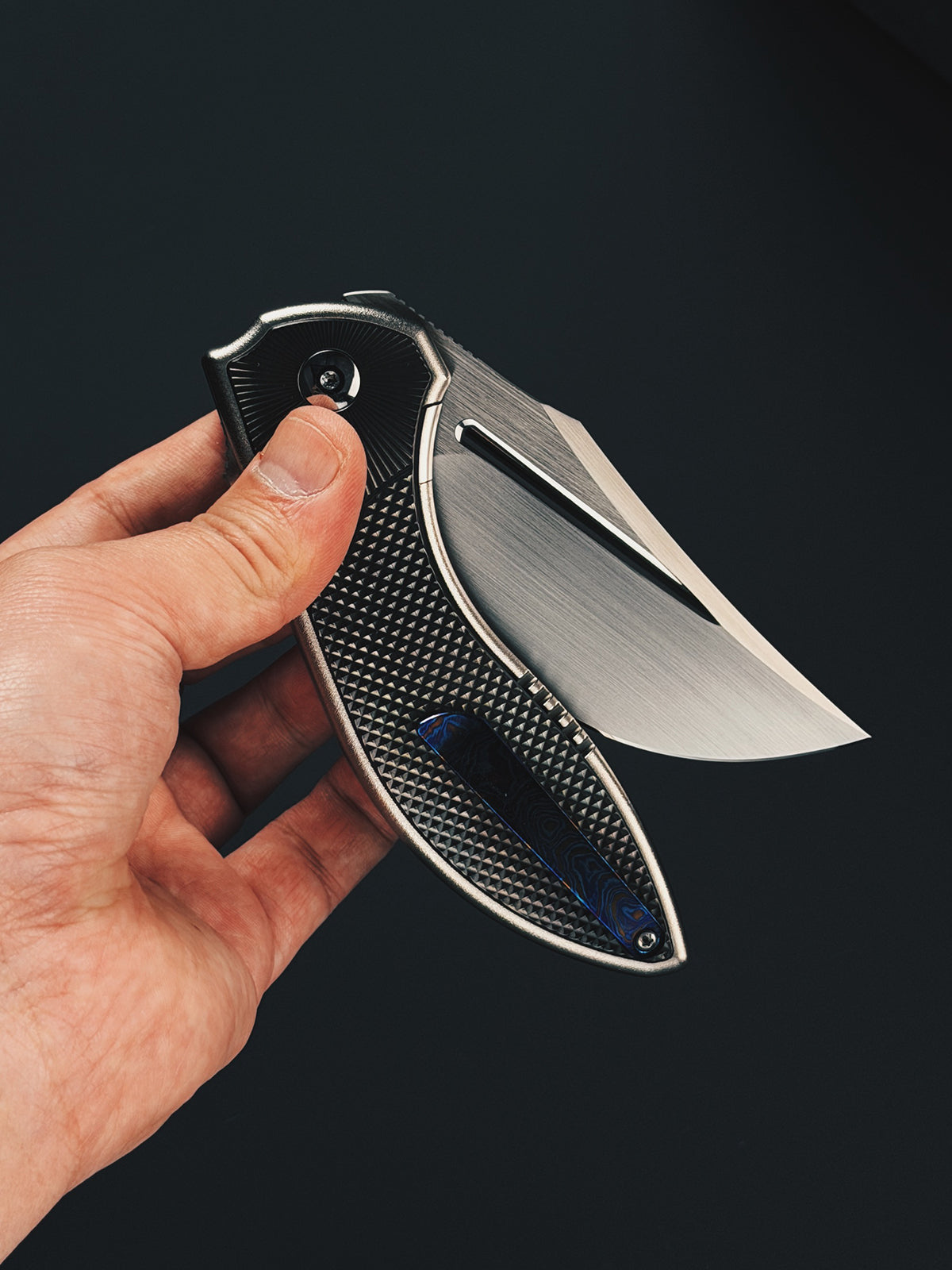 Infinite Charlie Knives「月食」ハンドメイドエディション ブレードはヘアライン仕上げ、フラー部ミラーポリッシュ、刃先ミラー仕上げ
