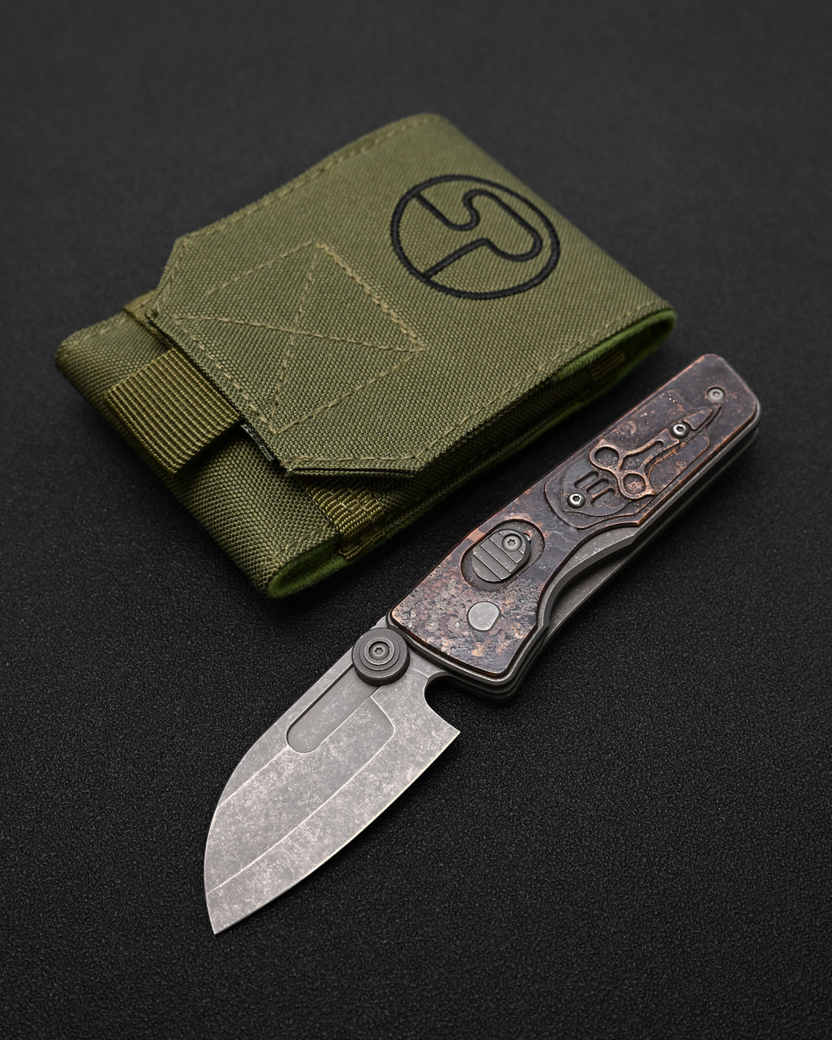 Serge Knives Guppy カスタム – 銅製ハンドル / ペスト医師インレイ / CPM S30V ストーンウォッシュ・アンティーク仕上げ