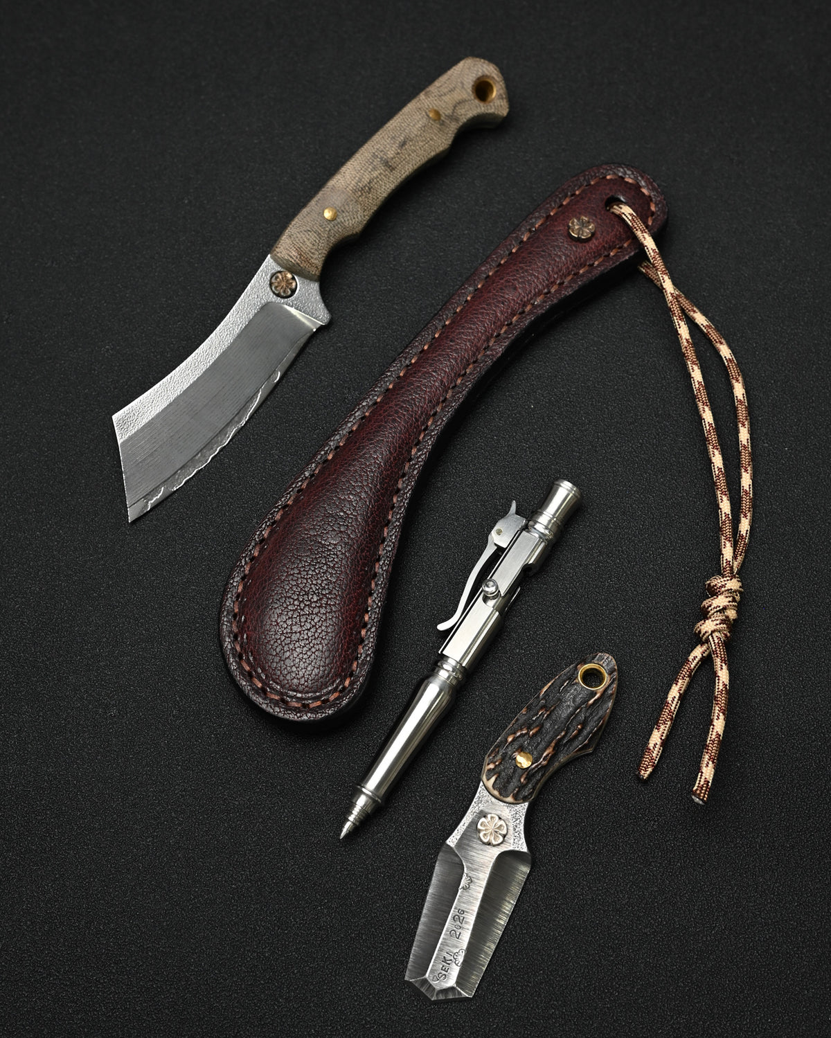 三泉商店 Sunizumi Shoten × Wtopia コラボ バーガンディ熊革EDCレザーパドル 天然熊革 スチールプレート内蔵 ブロンズ製杏花モチーフ 550パラコード 日本製
