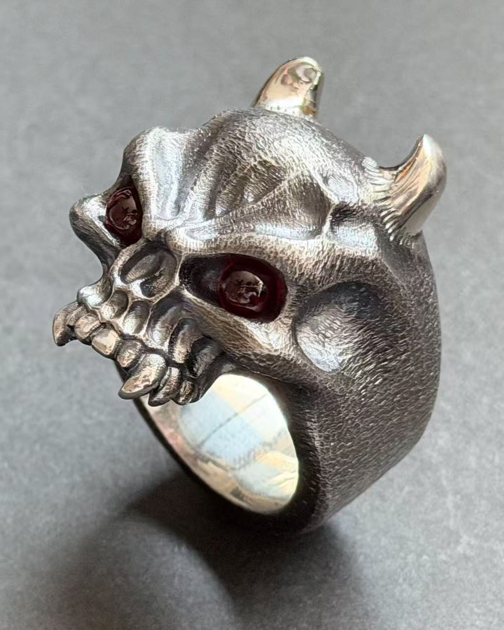 Steel Flame Vigilant Oni ハードウォリアー シルバーリング（レッドアイ）