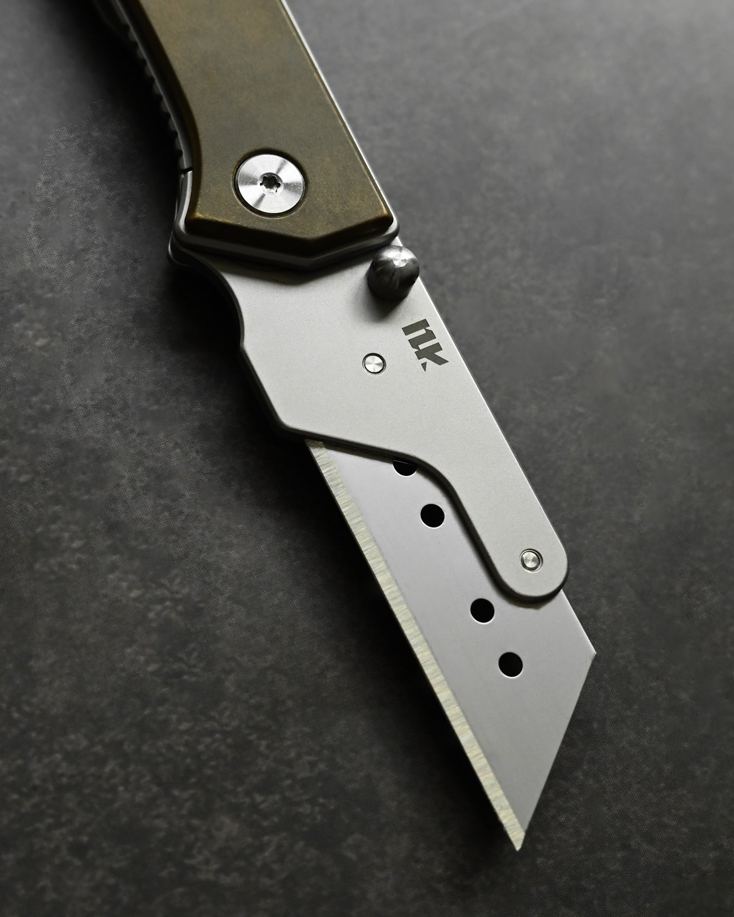 NUKNIVES Brass Handle Quick-Open Replaceable Blade Utility Knife Kumpanter U23