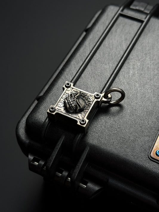 Steel Flame × Starlingear Killbox Collaboration Pendant | Stainless-Steel Body × 925 Silver L-Size Skull | Full S-Pattern Recessed Background & Dual Signature Markings