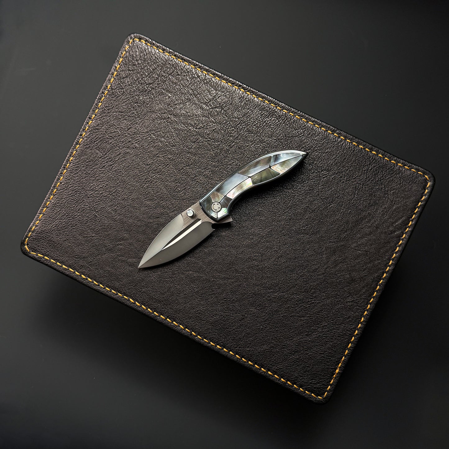 Made in Japan Wtopia Handmade Custom EDC Valet Tray
Lava Leather Inlay with Cowhide-Wrapped Edge