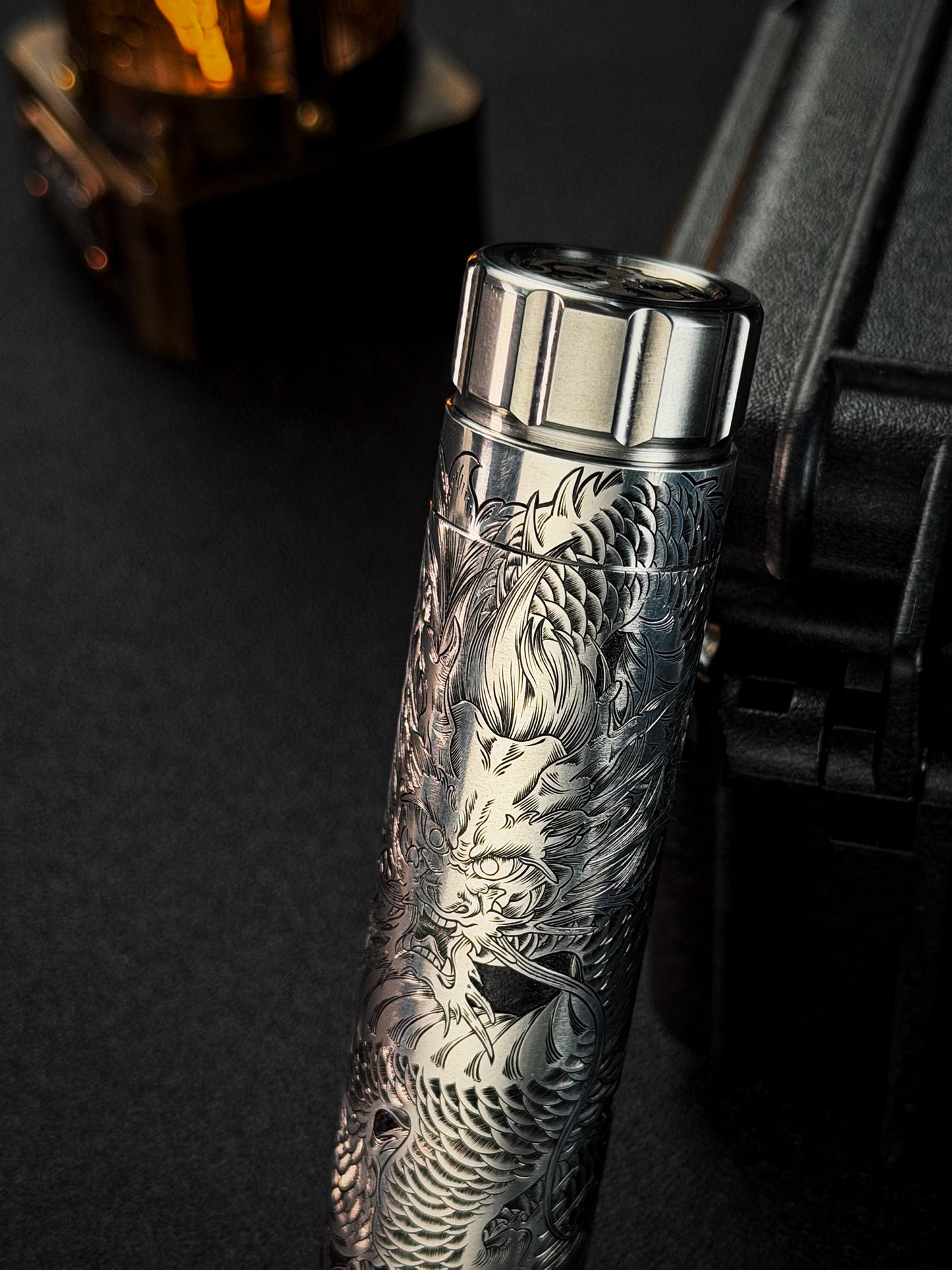 One-Off 黄海龍 手彫り Steel Flame フラスク／シガーチューブ Steel Flame × Starlingear ブロンズSlicksterクリップ付き