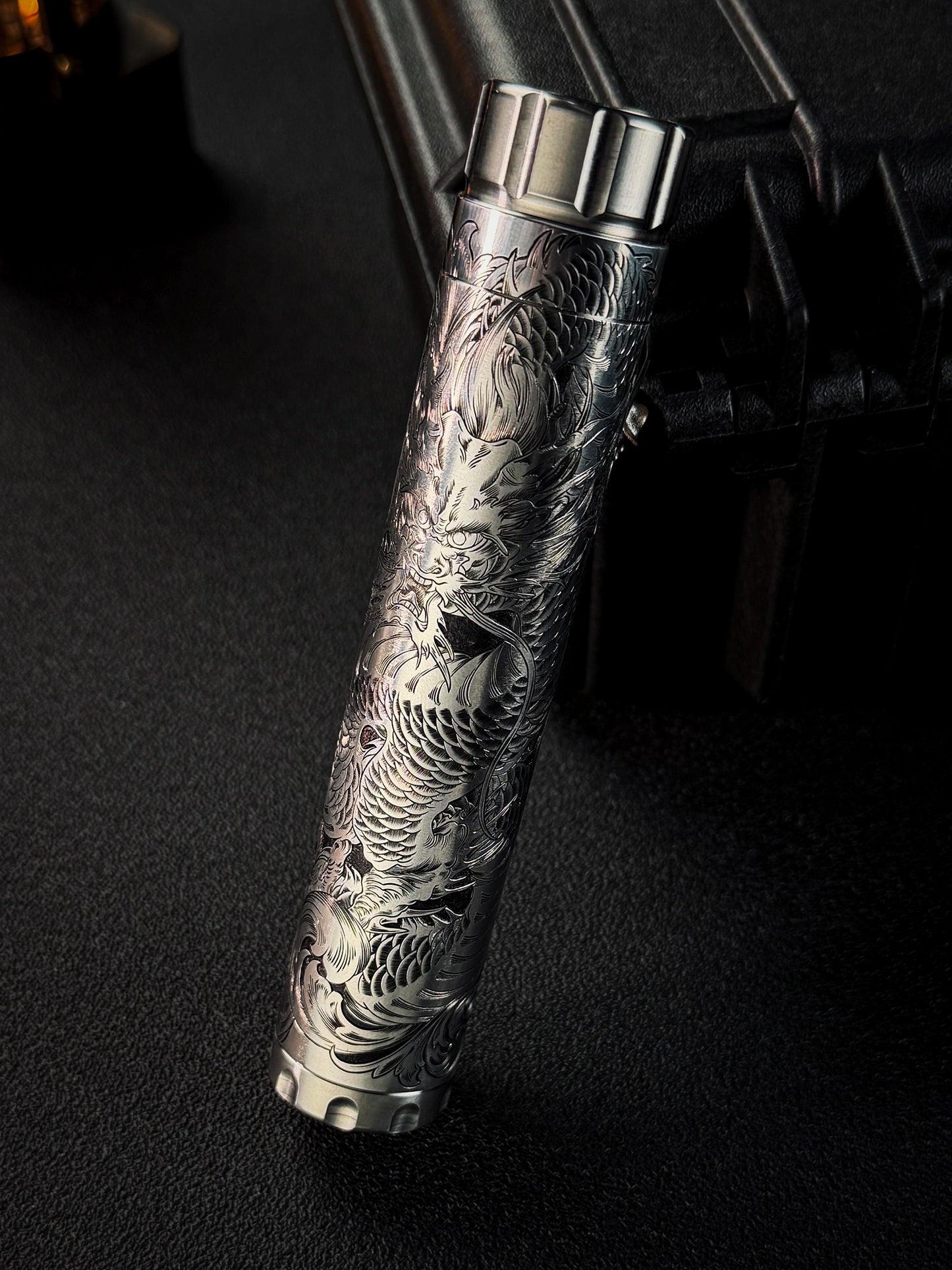 One-Off 黄海龍 手彫り Steel Flame フラスク／シガーチューブ Steel Flame × Starlingear ブロンズSlicksterクリップ付き