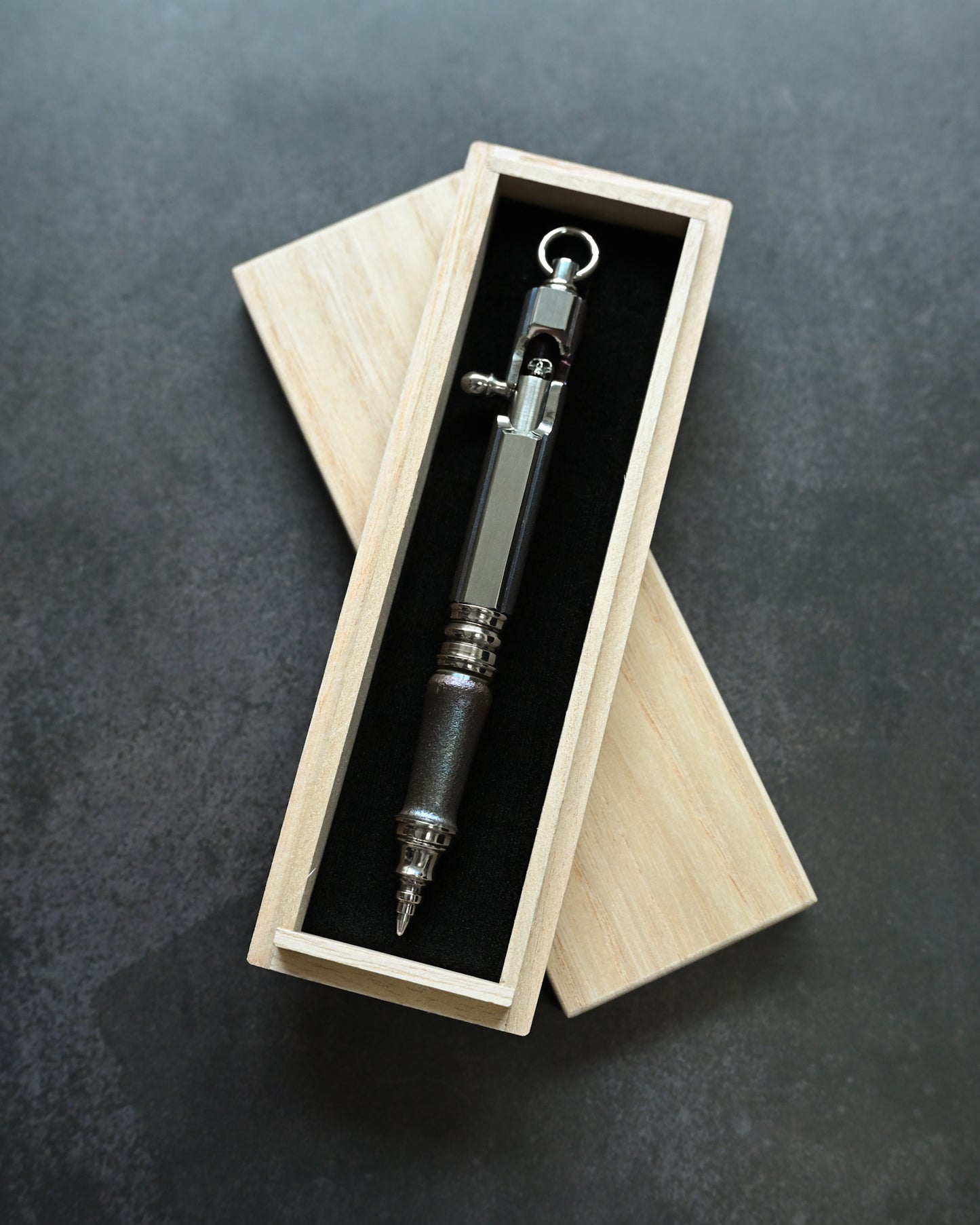 Hidetoshi Nakayama Skull Bolt-Action Pen – Simulated Rifle Bolt Mechanism