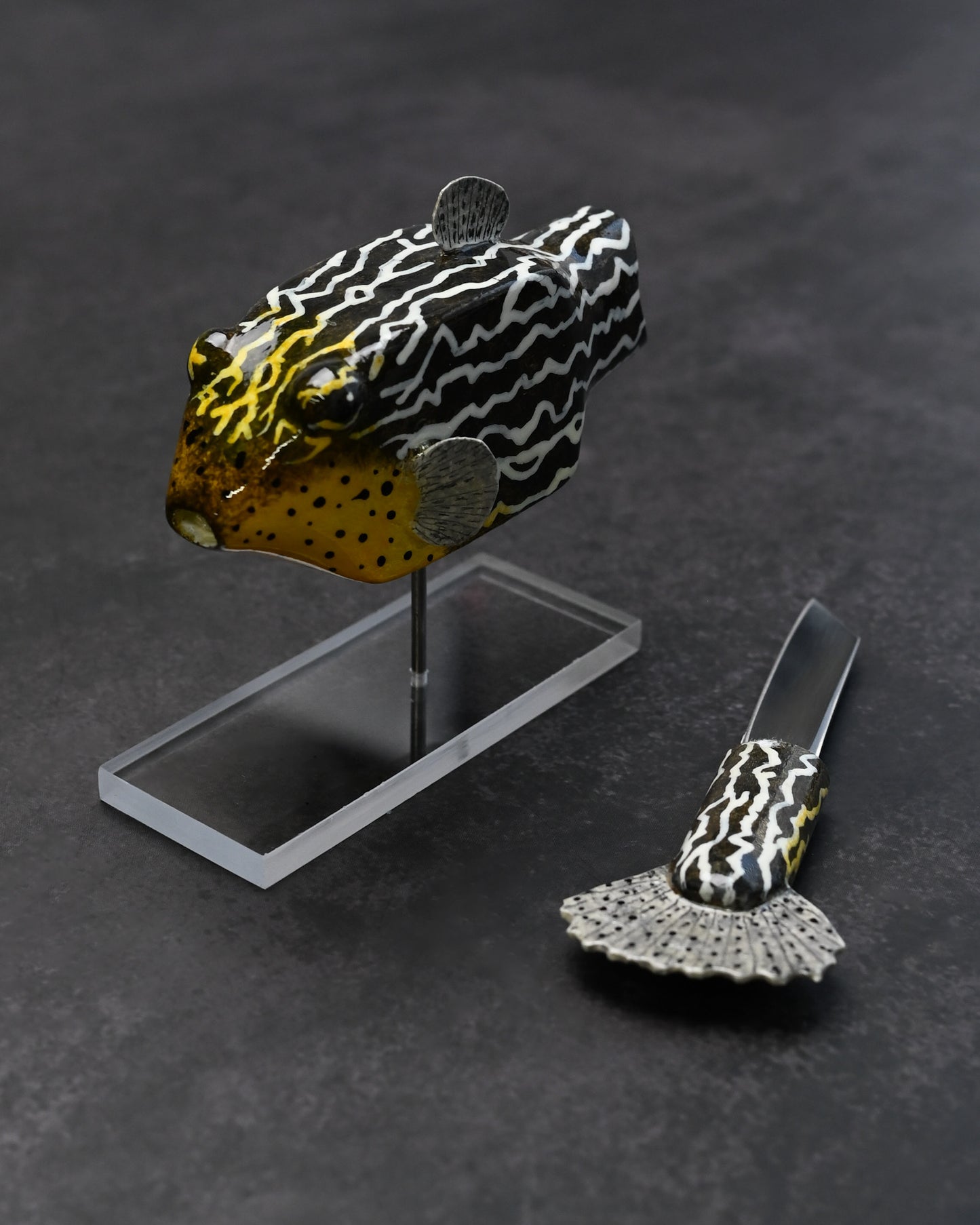 銀座展示会限定 黒澤次夫 手作り ステンレスミニナイフ「ハコフグ」 木彫・手彩色・漆仕上げ魚型シース