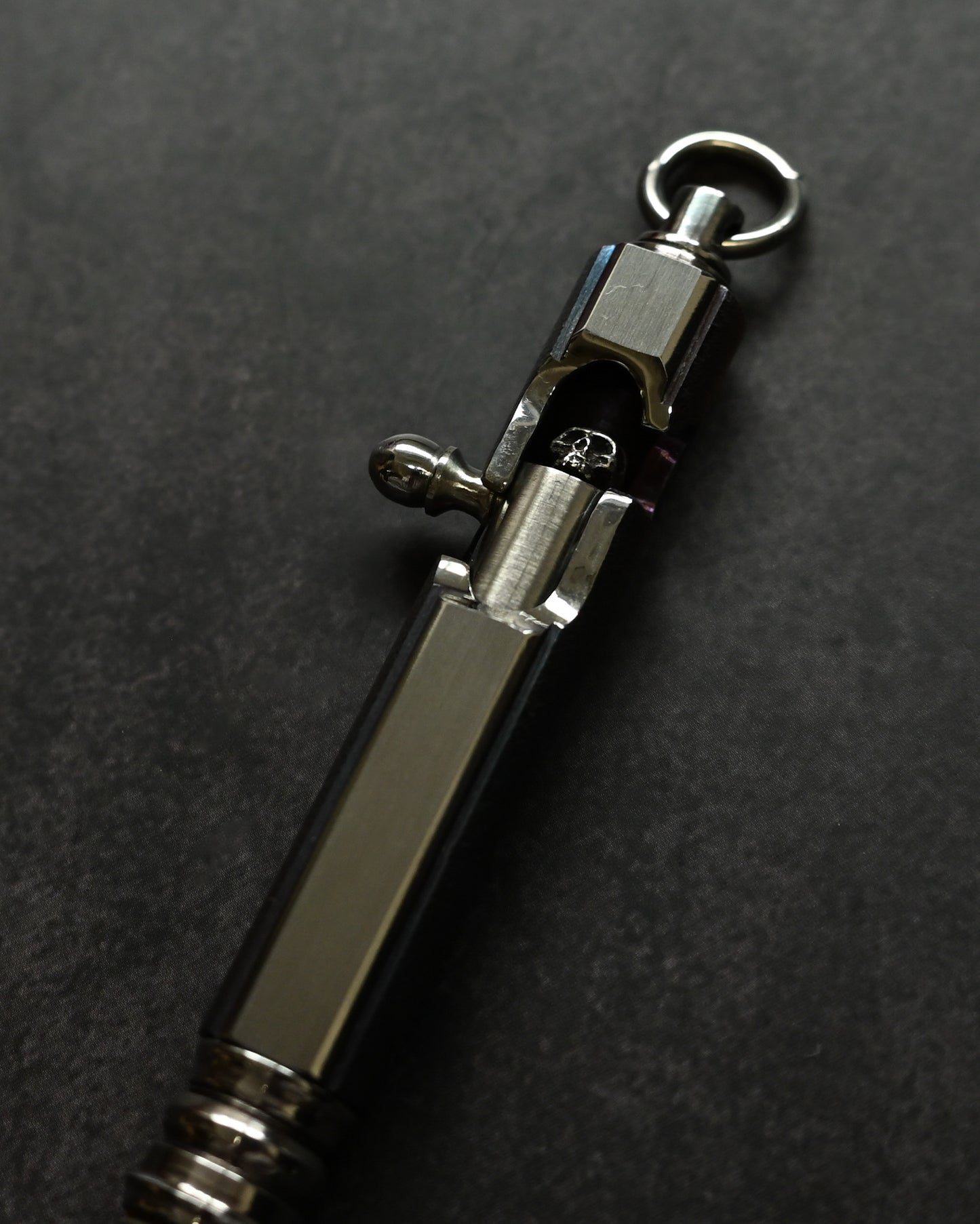 Hidetoshi Nakayama Skull Bolt-Action Pen – Simulated Rifle Bolt Mechanism