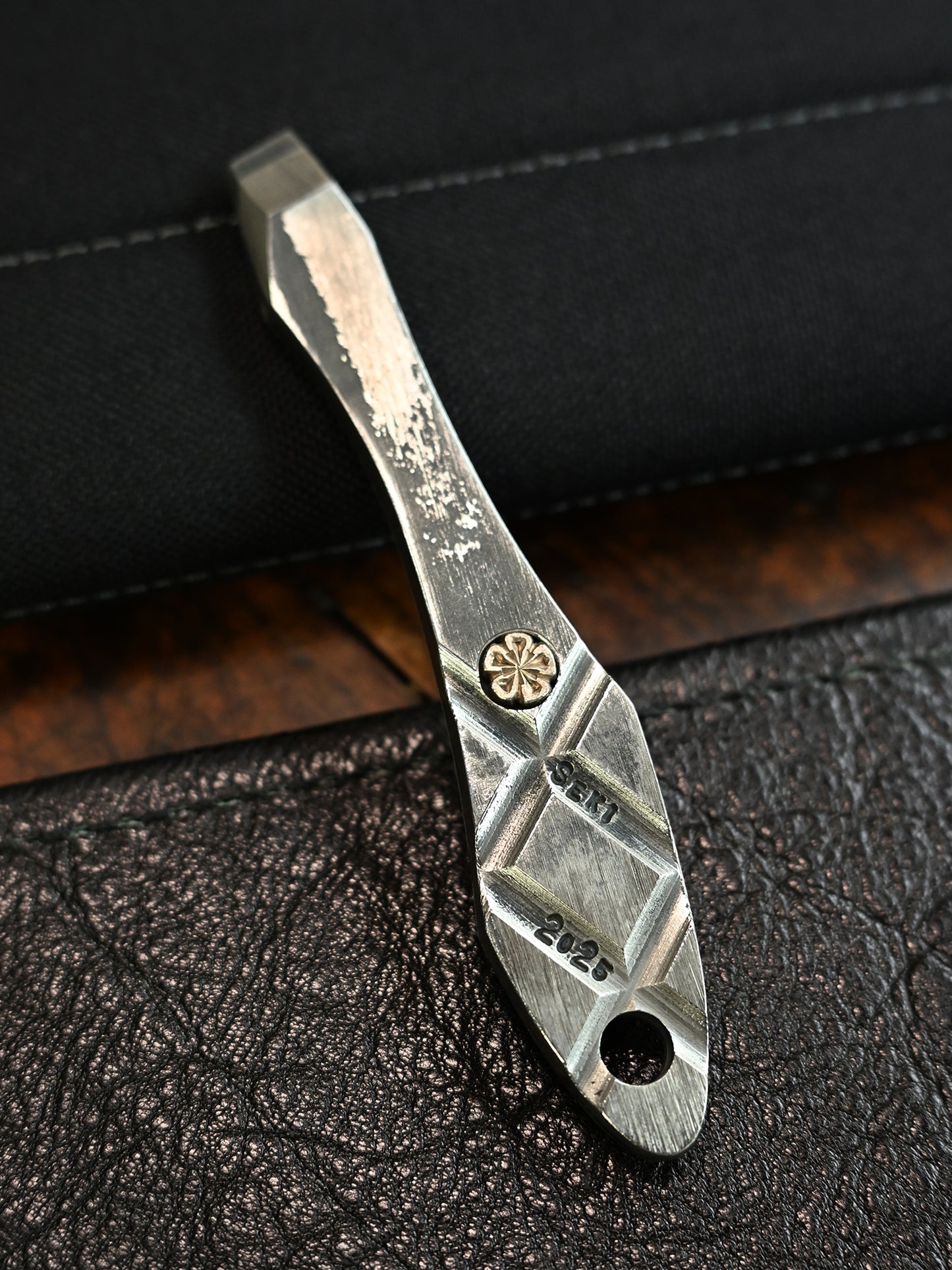 wtopia 2026 SEKI Custom One-Off Gray Swan ATS-34 Laminated Steel EDC Pry Bar