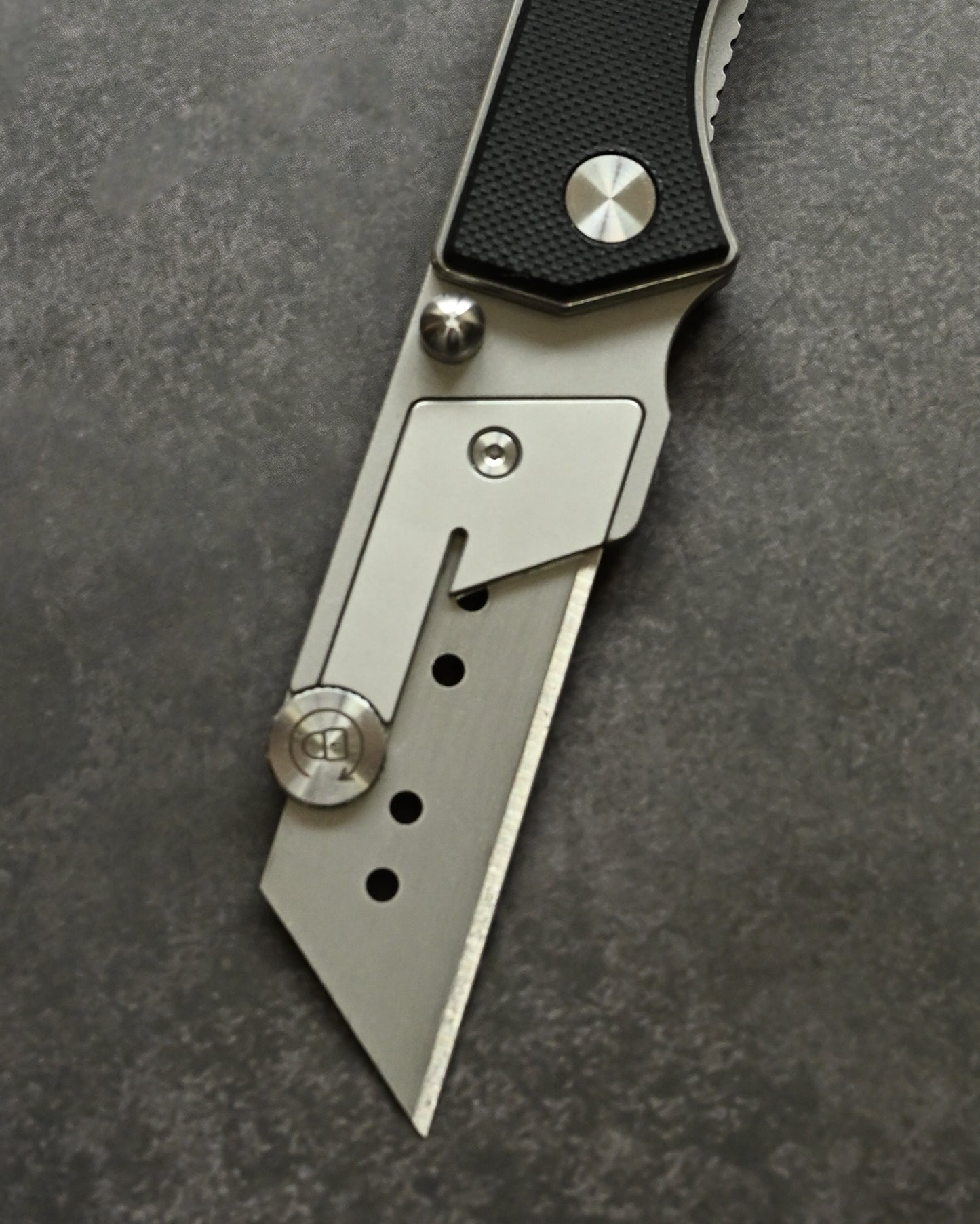 NUKNIVES Black G10 Handle Quick-Open Replaceable Blade Utility Knife | Kumpanter U23