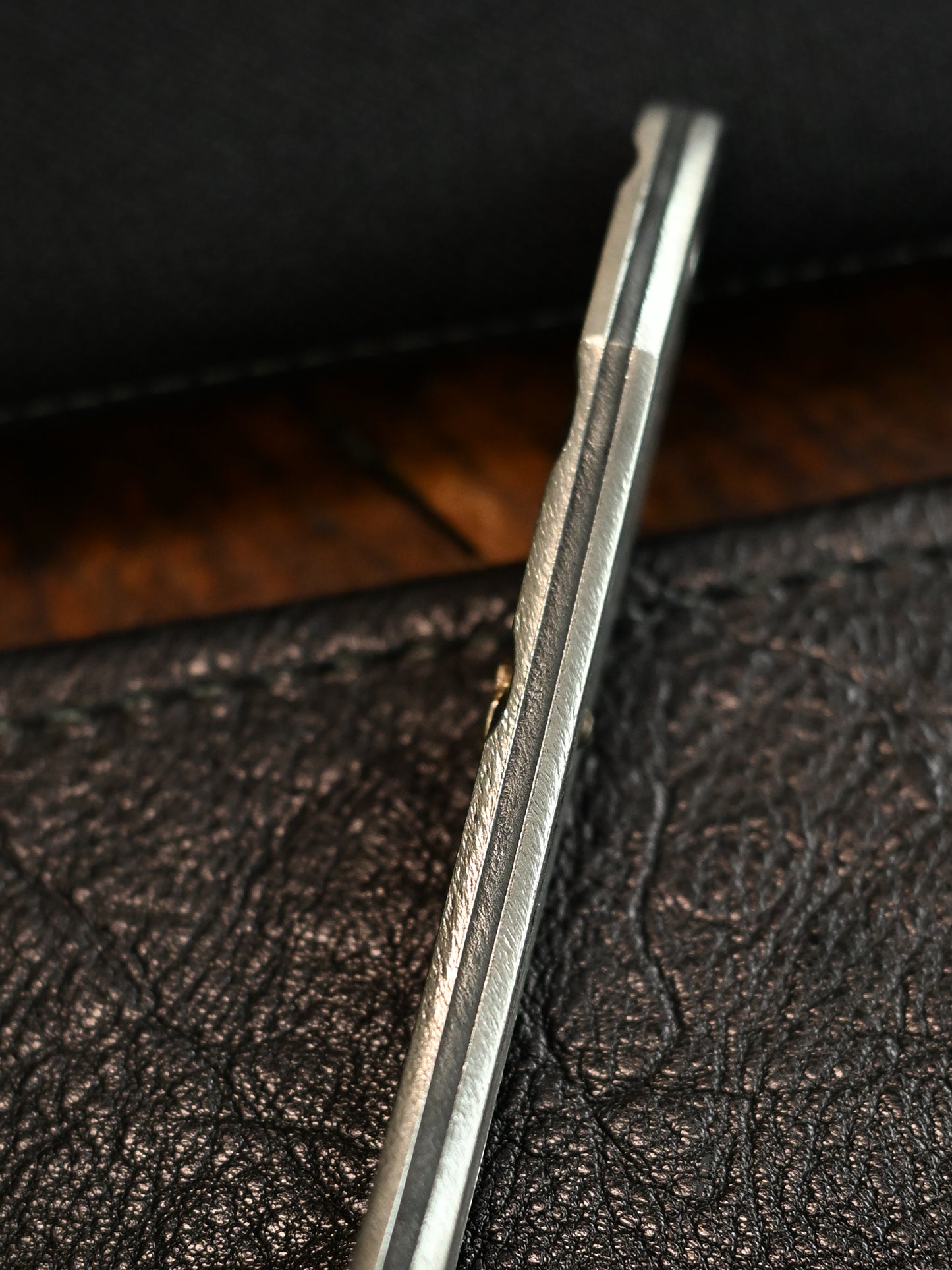 wtopia 2026 SEKI Custom One-Off Gray Swan ATS-34 Laminated Steel EDC Pry Bar