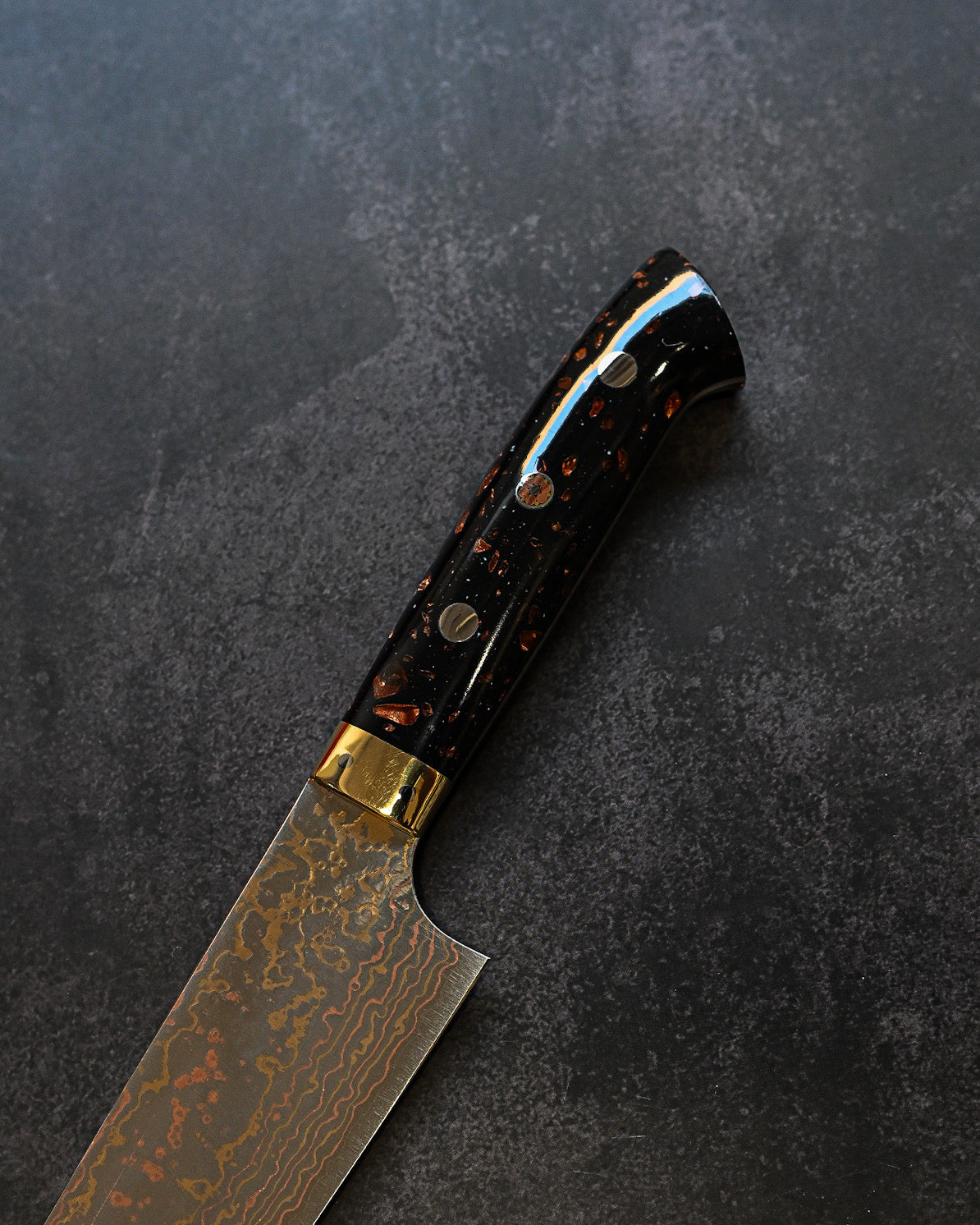 佐治武士 有色ダマスカス 牛刀 210mm ミガキ仕上げ 黒茶コーリアンハンドル 手打ち包丁