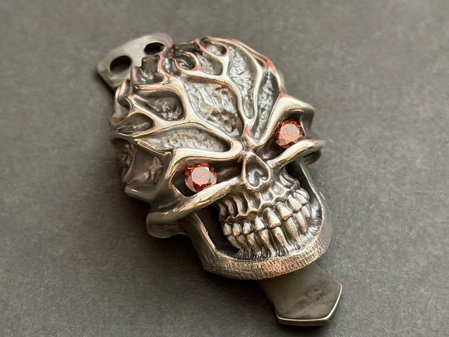 Steel Flame XXXL シルバー ダーク・リーパー スカル 多面カット・ルビーアイ フラッシュライトクリップ ワンオフ／直筆サイン