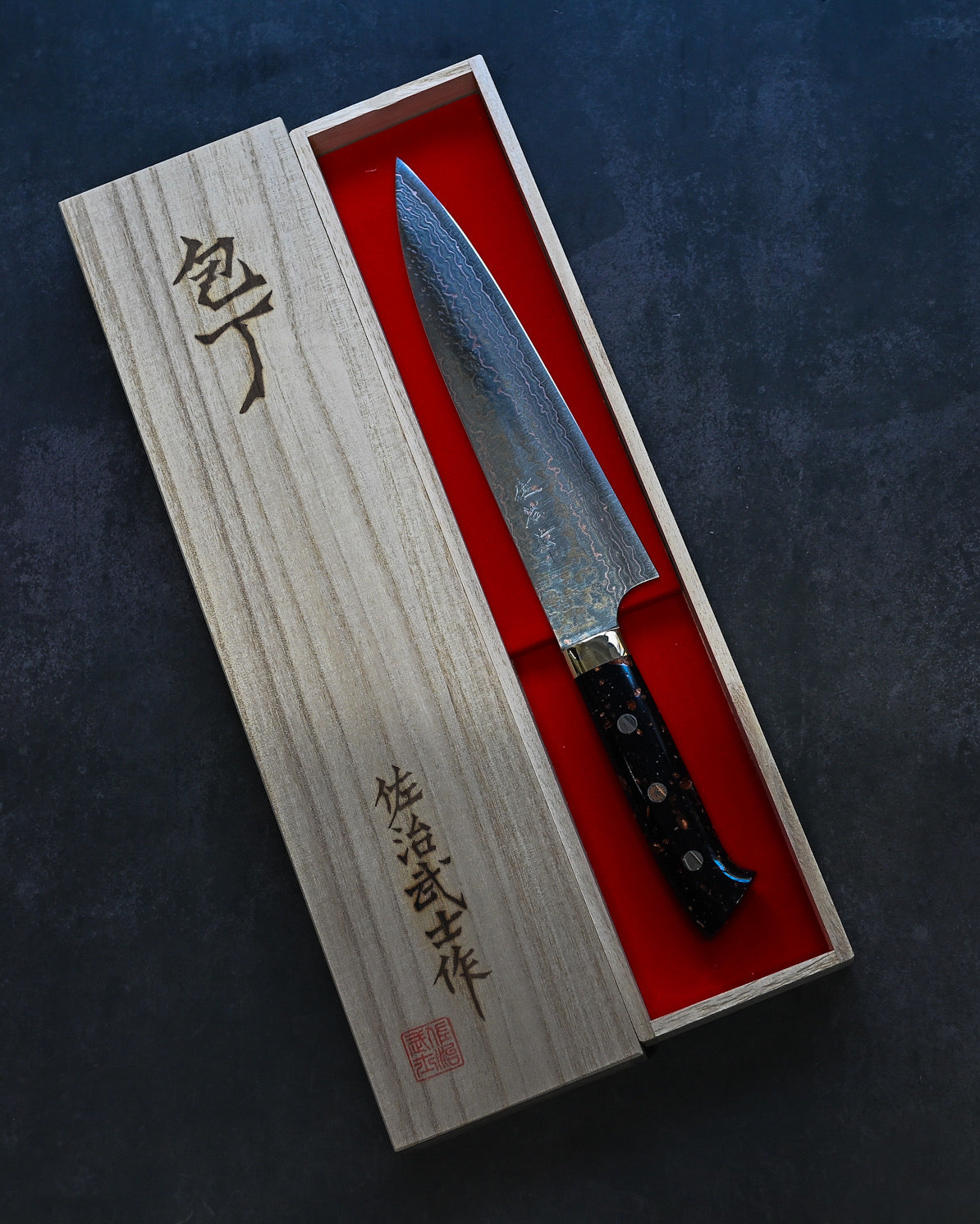 佐治武士 有色ダマスカス 牛刀 210mm ミガキ仕上げ 黒茶コーリアンハンドル 手打ち包丁