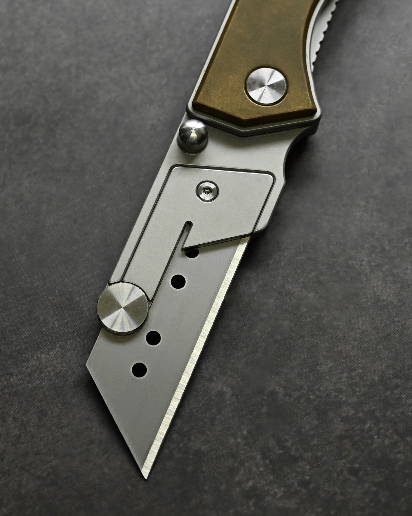 NUKNIVES Brass Handle Quick-Open Replaceable Blade Utility Knife Kumpanter U23
