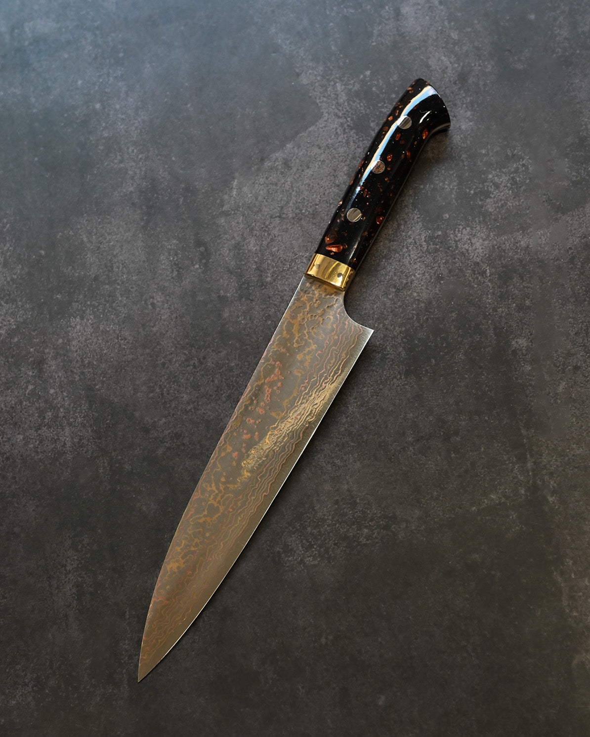 佐治武士 有色ダマスカス 牛刀 210mm ミガキ仕上げ 黒茶コーリアンハンドル 手打ち包丁