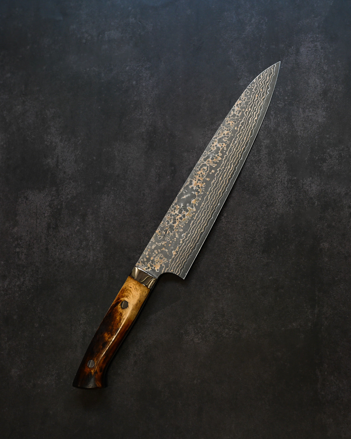 佐治武士 手打ち包丁 VG10ダマスカス 牛刀 240mm 茶牛骨ハンドル – 三