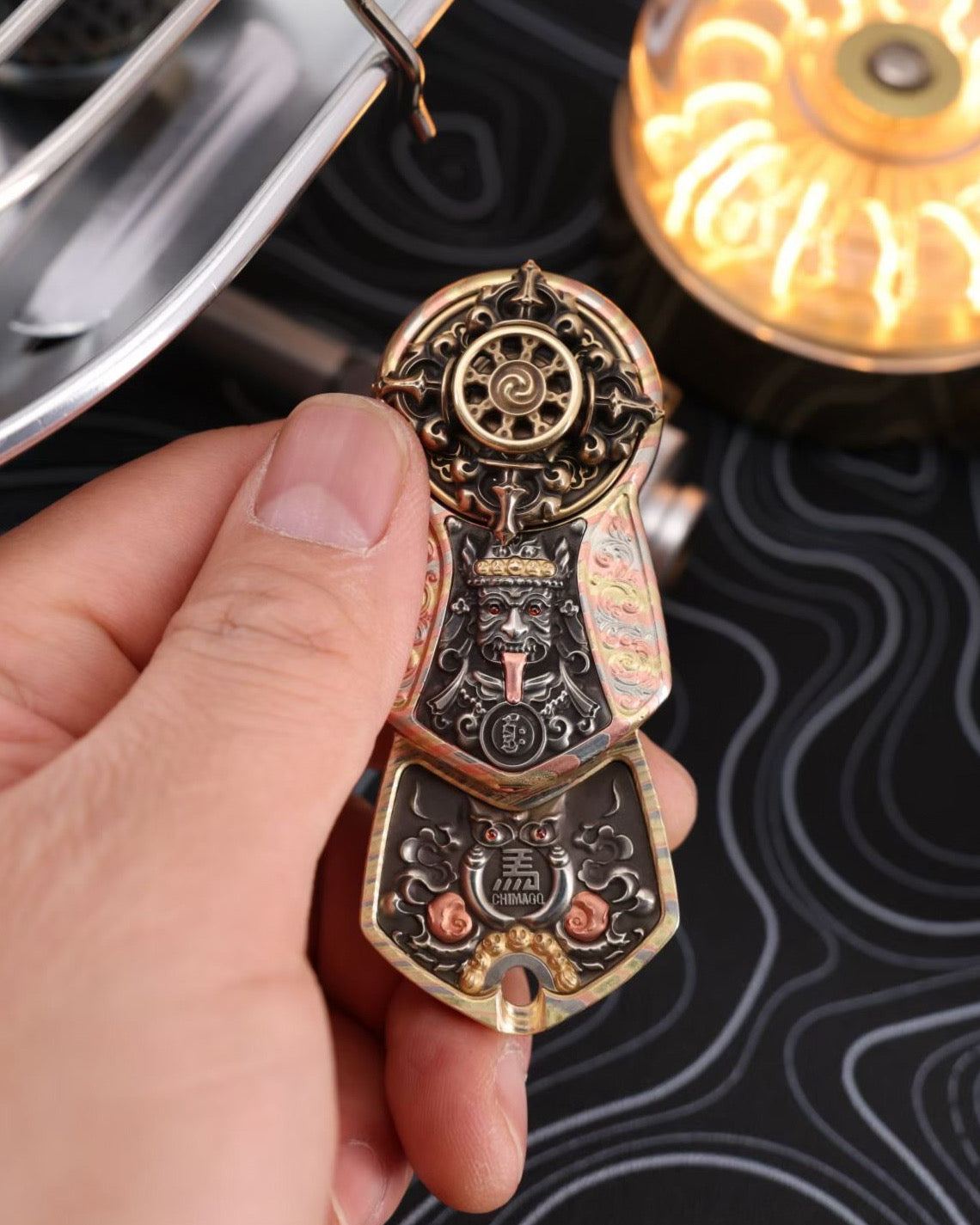 Mokume-gane Body × Zakiram Fortune Goddess — “Seal of Demon” Limited Edition (24 pcs)｜Multi-Metal Magnetic Plates｜Vajra Brass Spinner｜Push-Coin Action
