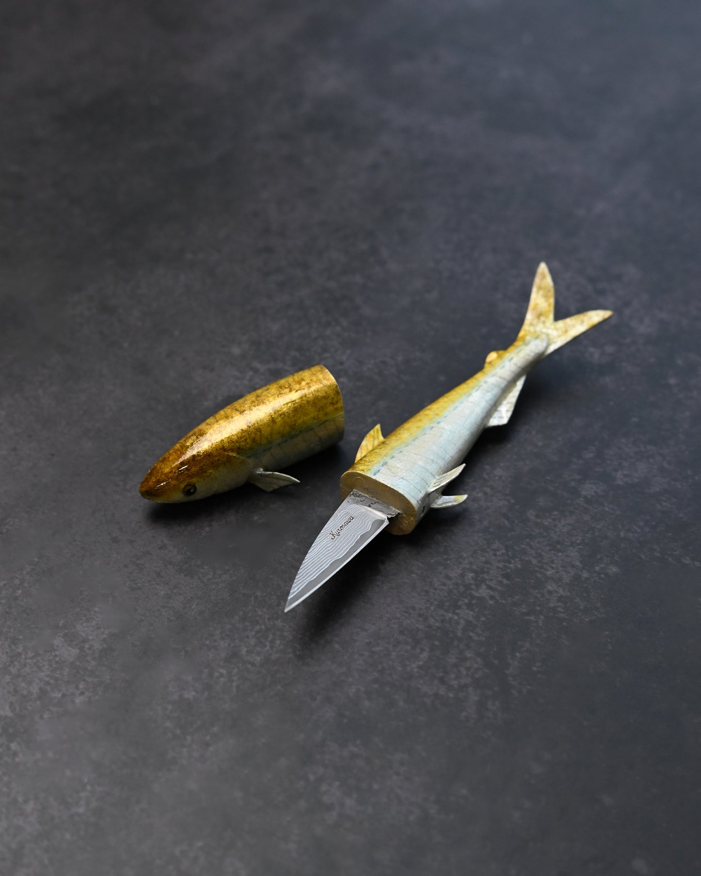 Rare Ginza Exhibition Edition Kurosawa Tsuguo Handmade Damascus Mini Knife "Wakasagi" – Hand-Carved & Hand-Painted Wooden Fish Sheath