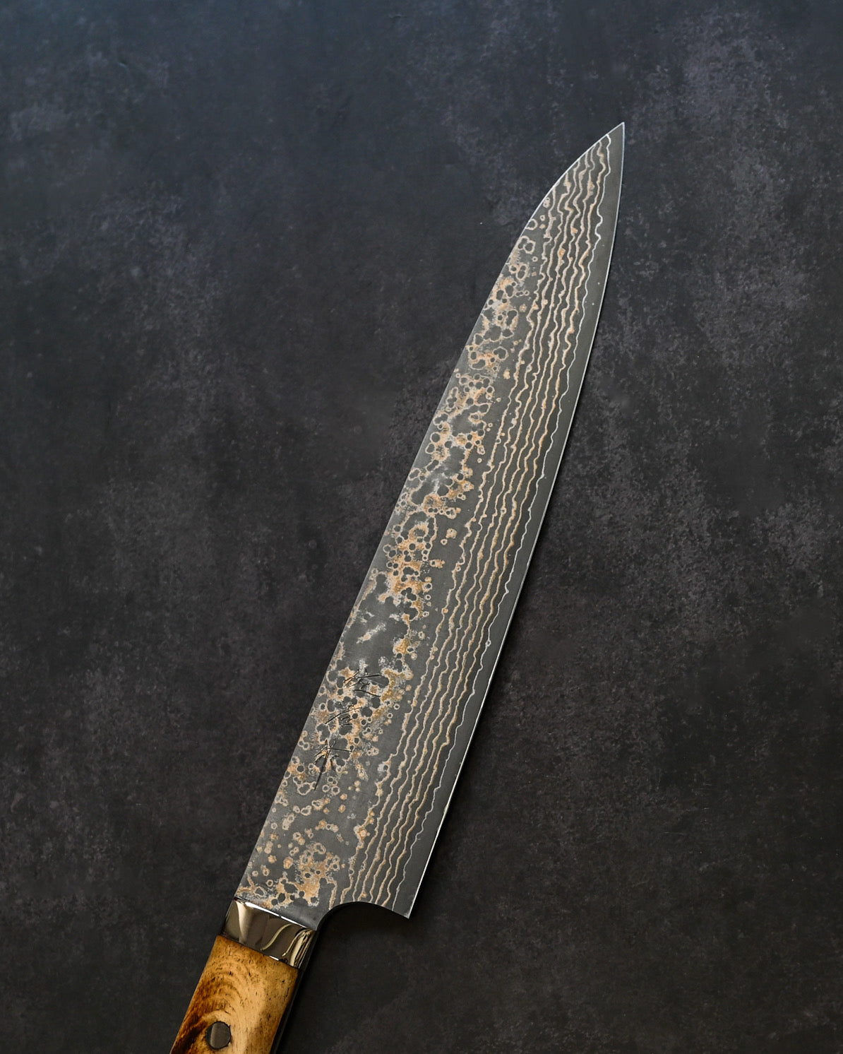 佐治武士 手打ち包丁 VG10ダマスカス 牛刀 240mm 茶牛骨ハンドル – 三
