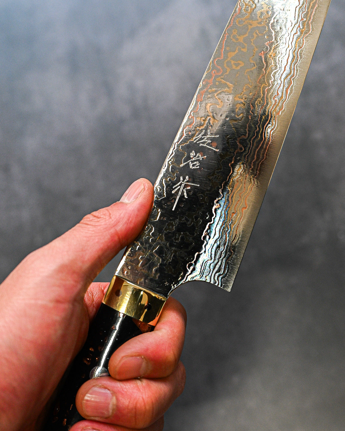 佐治武士 有色ダマスカス 牛刀 210mm ミガキ仕上げ 黒茶コーリアンハンドル 手打ち包丁