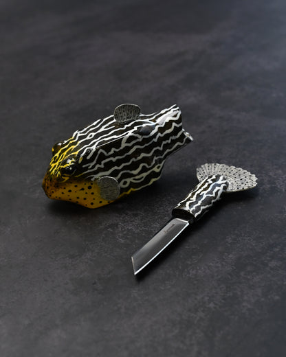 銀座展示会限定 黒澤次夫 手作り ステンレスミニナイフ「ハコフグ」 木彫・手彩色・漆仕上げ魚型シース