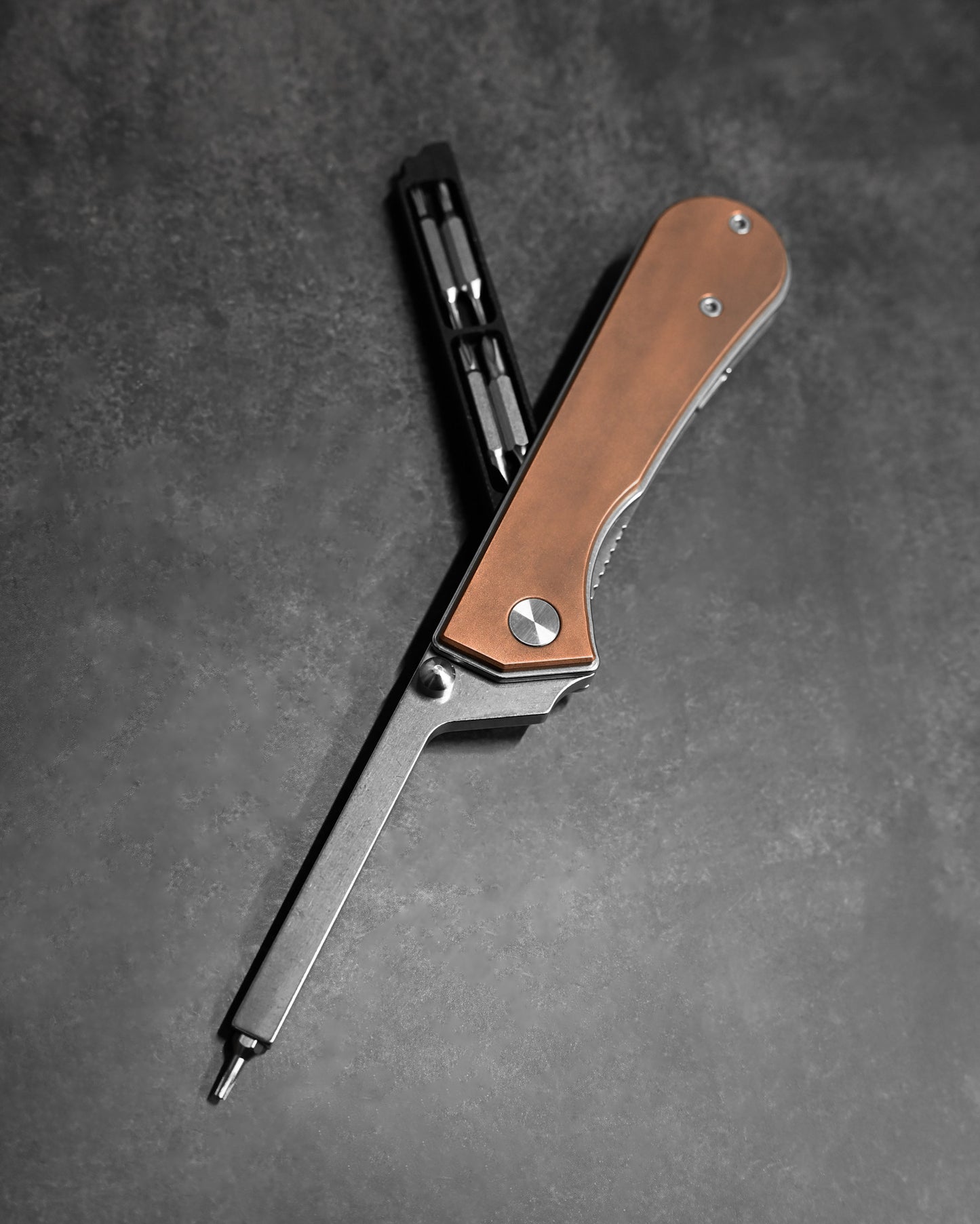 NUKNIVES T33 マルチファンクション折りたたみスクリュードライバー – レッドカッパー（純銅）ハンドル［EDCポーチ付属］