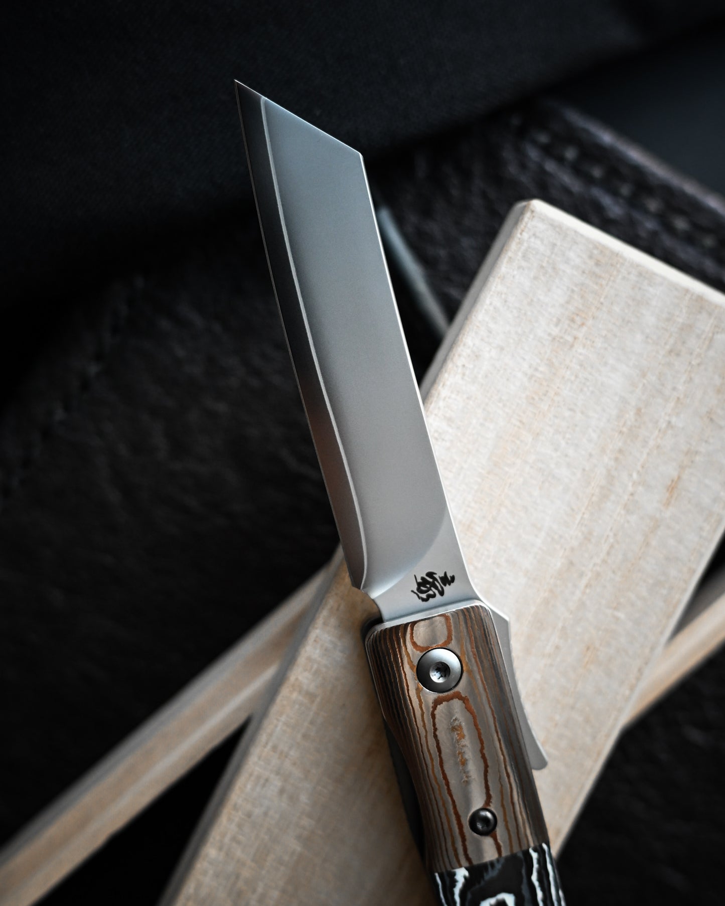 haoworks Eirou “Atsumori” – Obsidian Storm Custom Folding Knife / ZDP189 Blade