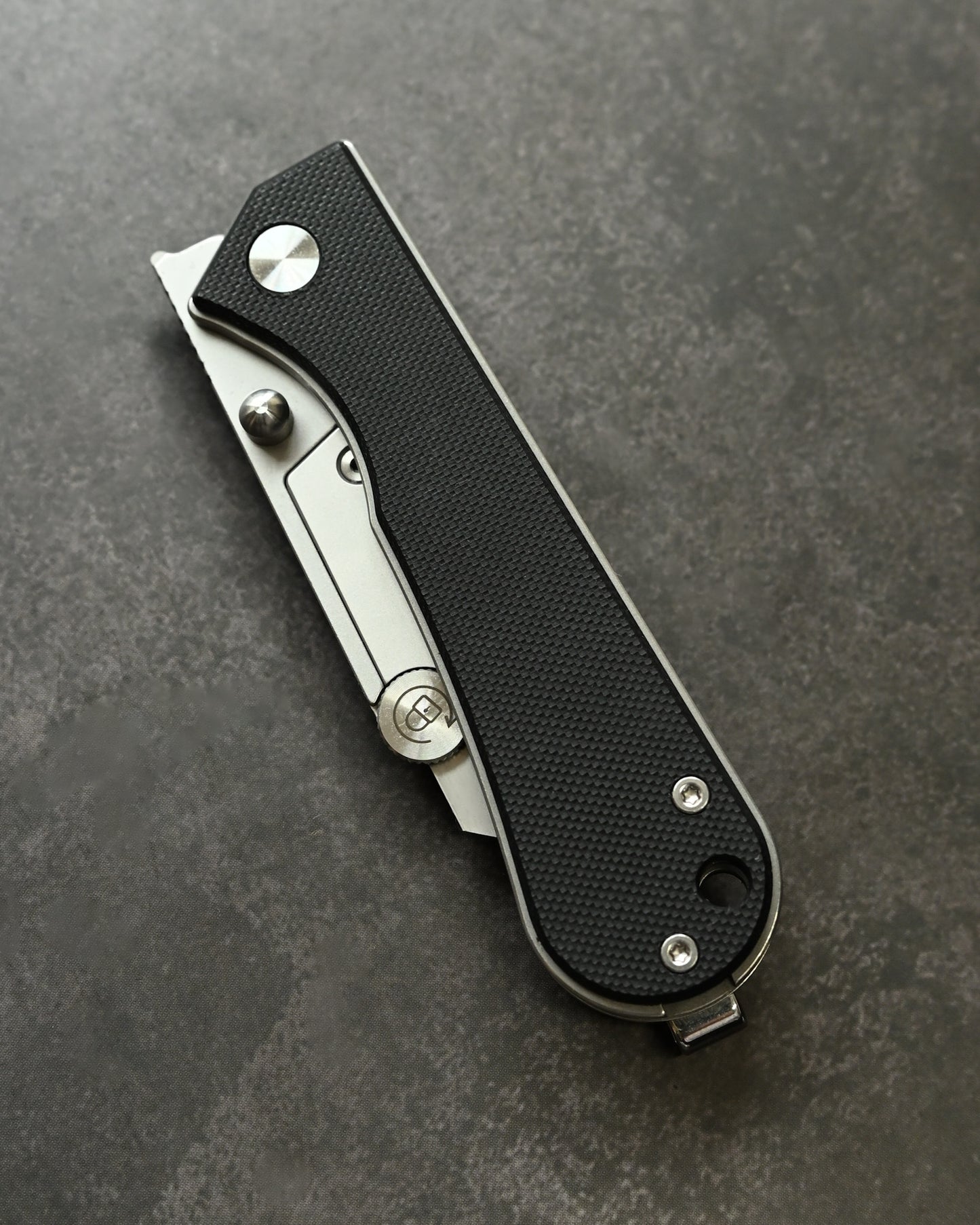 NUKNIVES Black G10 Handle Quick-Open Replaceable Blade Utility Knife | Kumpanter U23