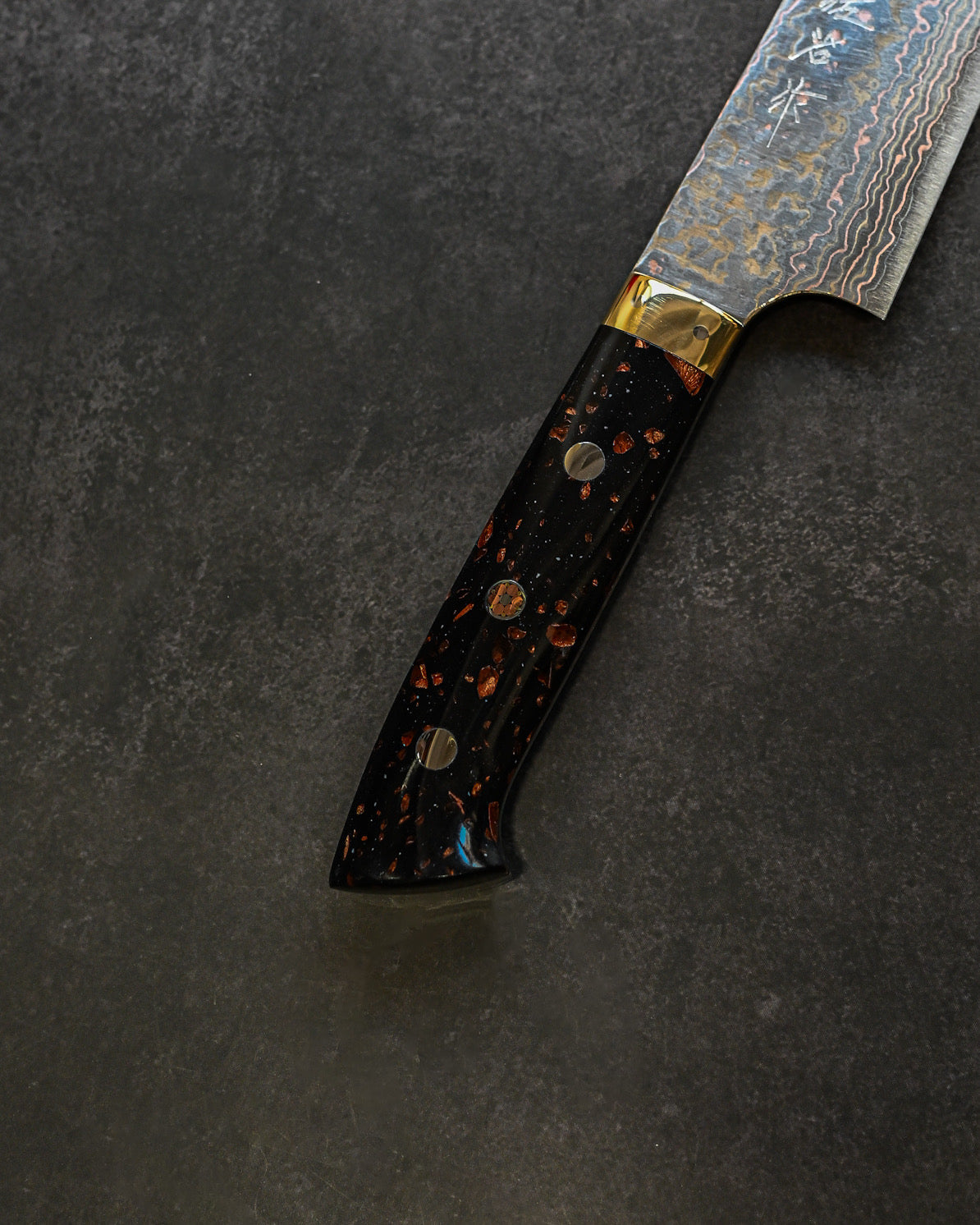 佐治武士 有色ダマスカス 牛刀 210mm ミガキ仕上げ 黒茶コーリアンハンドル 手打ち包丁