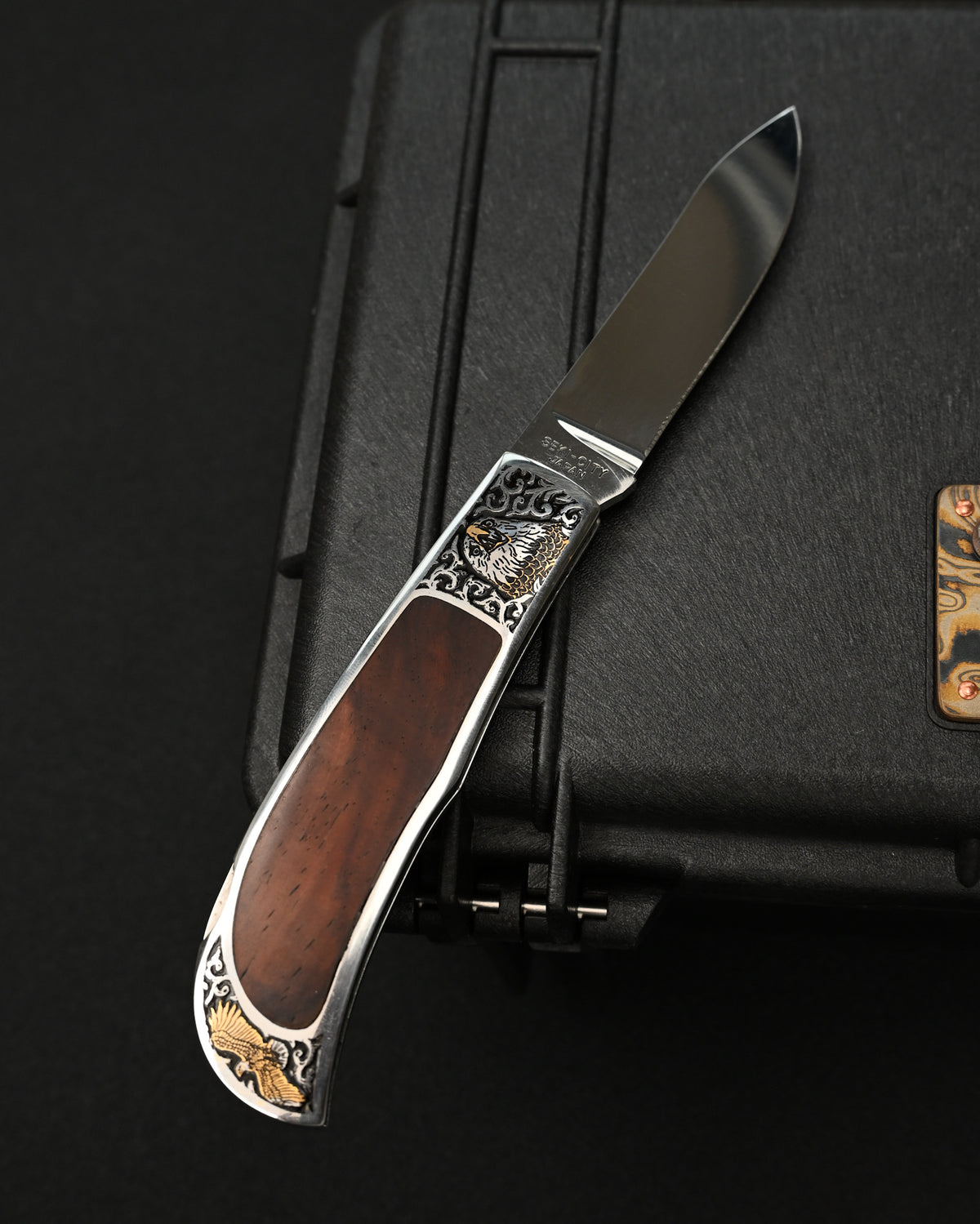 Rare Katsuhiko Miura Eagle-Engraved Custom Folding Knife – Mirror-Polished Blade / Wood Inlay / Back Lock / Made in Japan