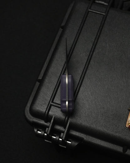 KIKUKNIVES Masayuki Matsuda “Kakure Kumanomi Flat” Mini EDC Knife – 14C28N / Purple G10