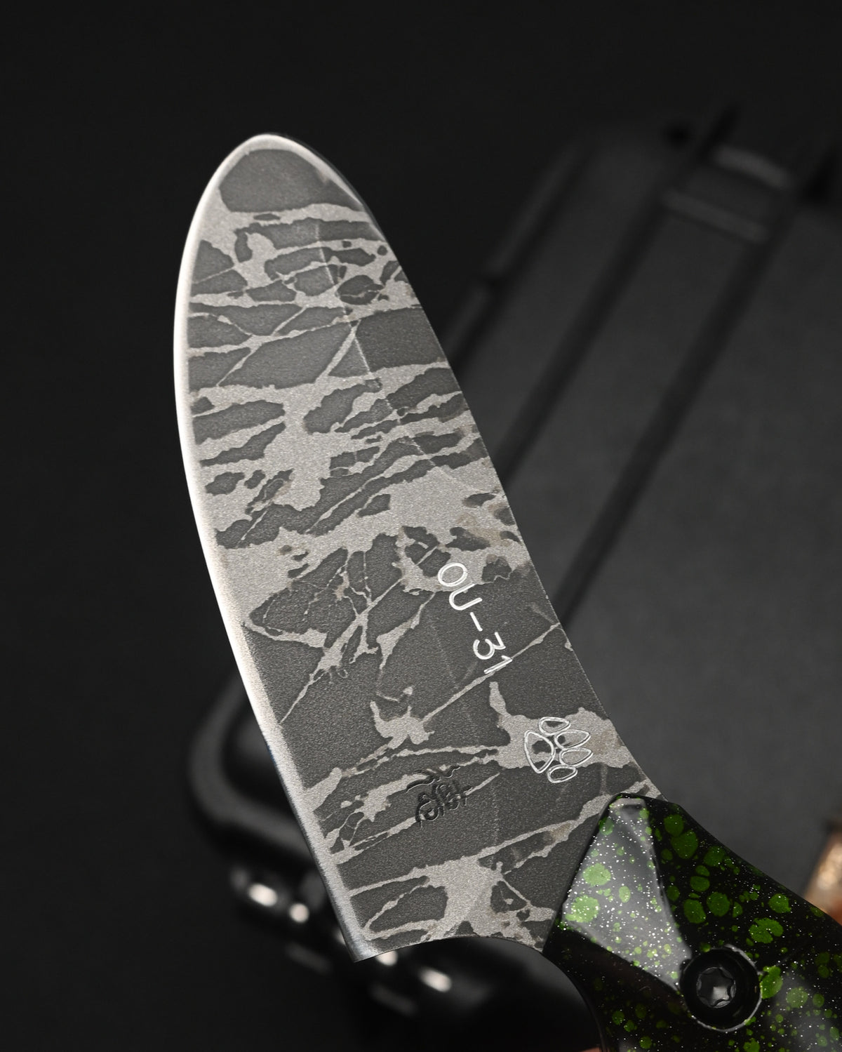 Rare KIKUKNIVES Masayuki Matsuda × Noriaki Hatono “Fusen-Uo” Abstract Art Knife – OU-31 / Black-Green Aluminum