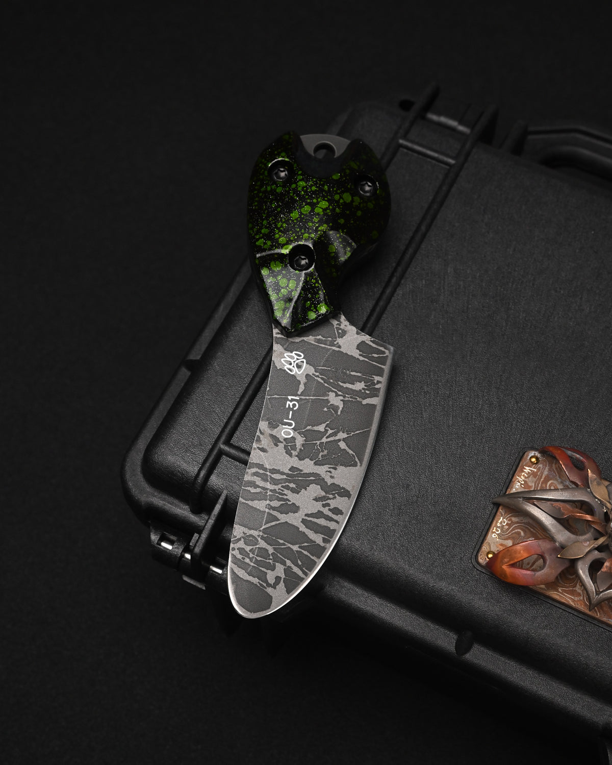 Rare KIKUKNIVES Masayuki Matsuda × Noriaki Hatono “Fusen-Uo” Abstract Art Knife – OU-31 / Black-Green Aluminum