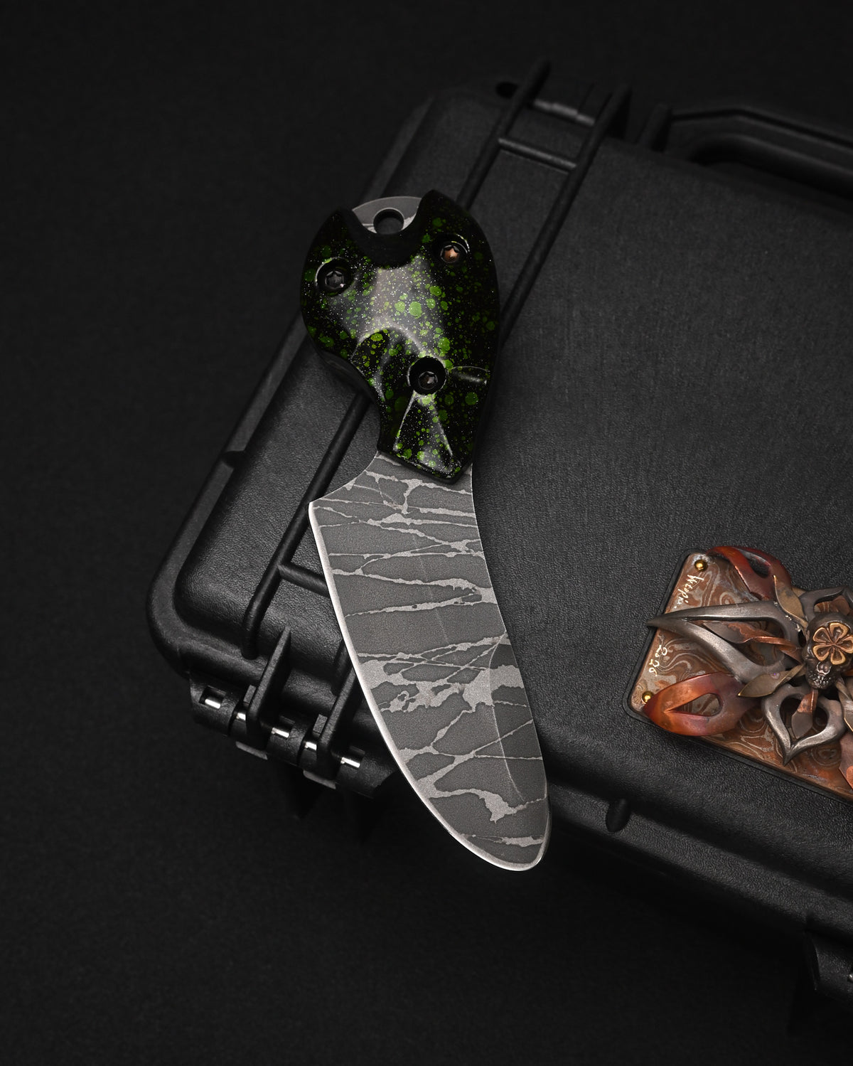 Rare KIKUKNIVES Masayuki Matsuda × Noriaki Hatono “Fusen-Uo” Abstract Art Knife – OU-31 / Black-Green Aluminum