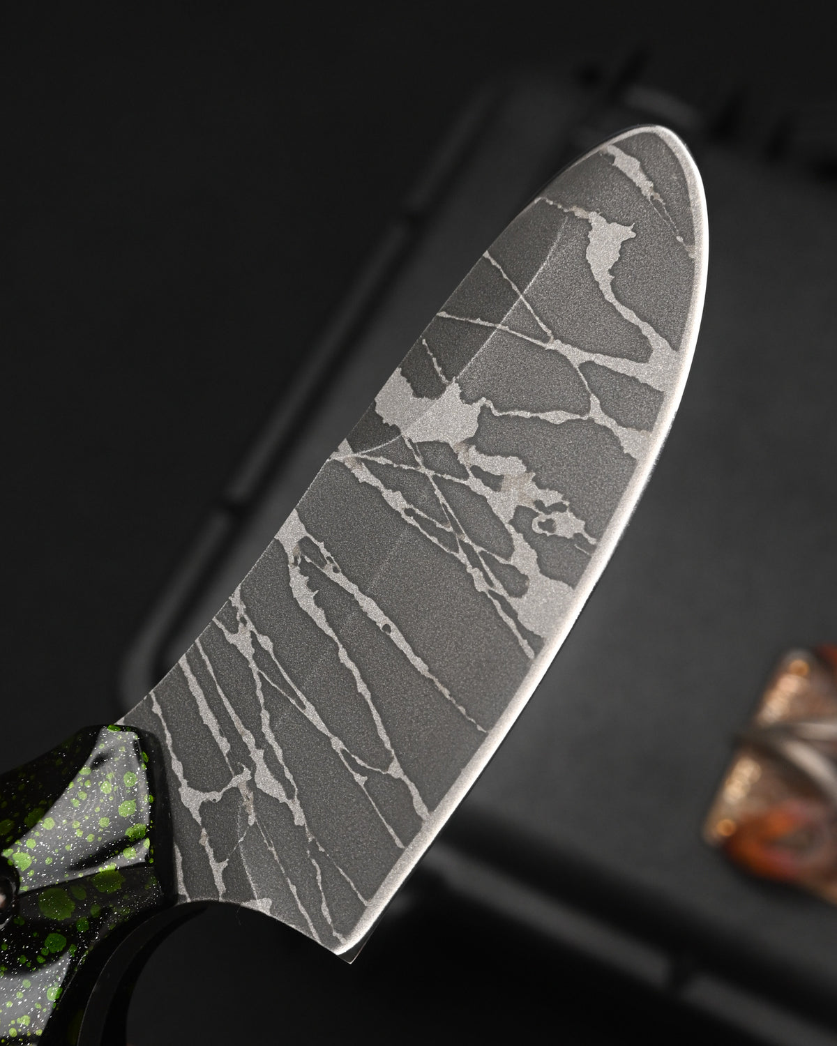 Rare KIKUKNIVES Masayuki Matsuda × Noriaki Hatono “Fusen-Uo” Abstract Art Knife – OU-31 / Black-Green Aluminum